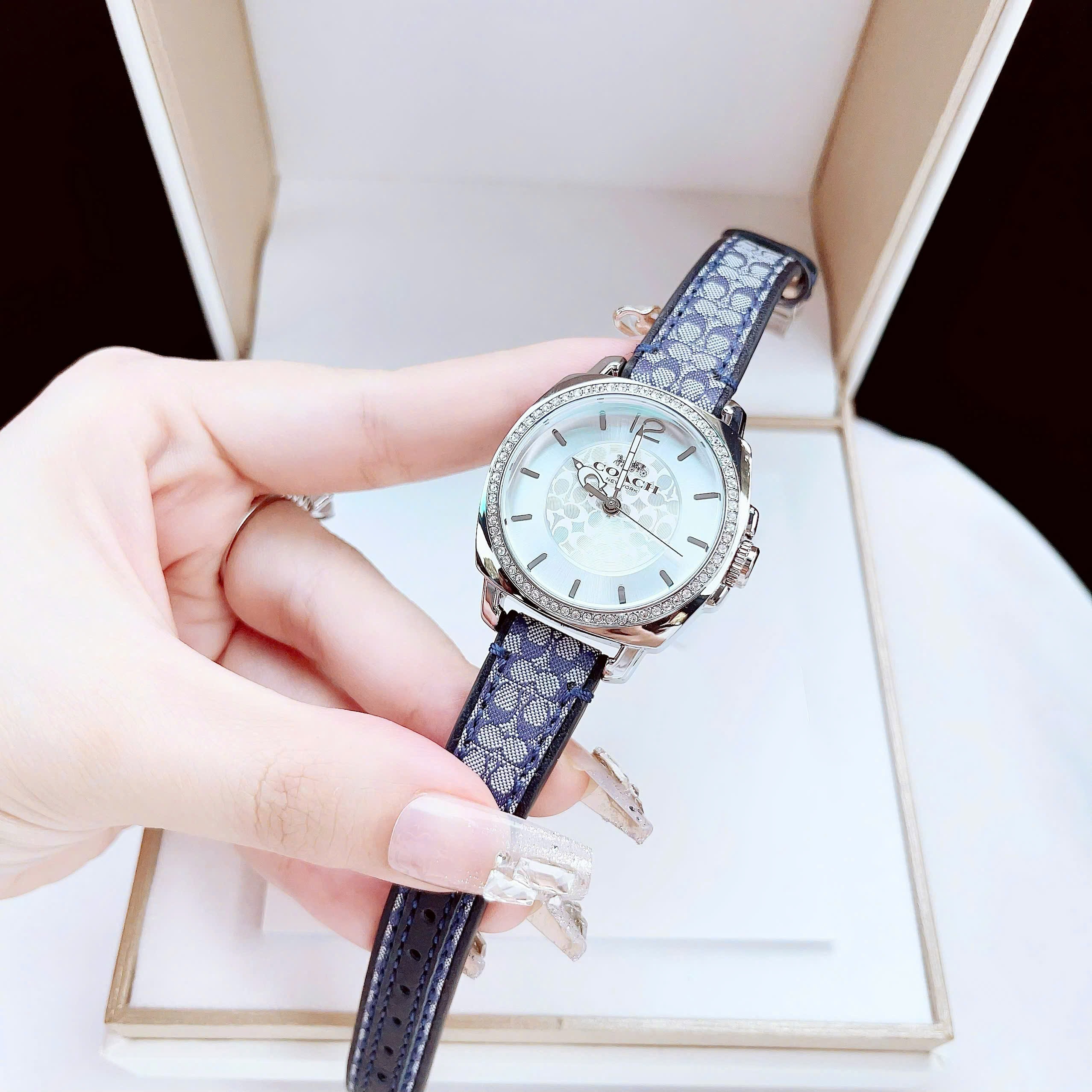 Đồng Hồ Coach Boyfriend |Nữ Giới |Silver |Đính Đá |Dây Da Xanh Dương |Máy Pin (Quartz) |Size 34mm |donghogiatot.vn