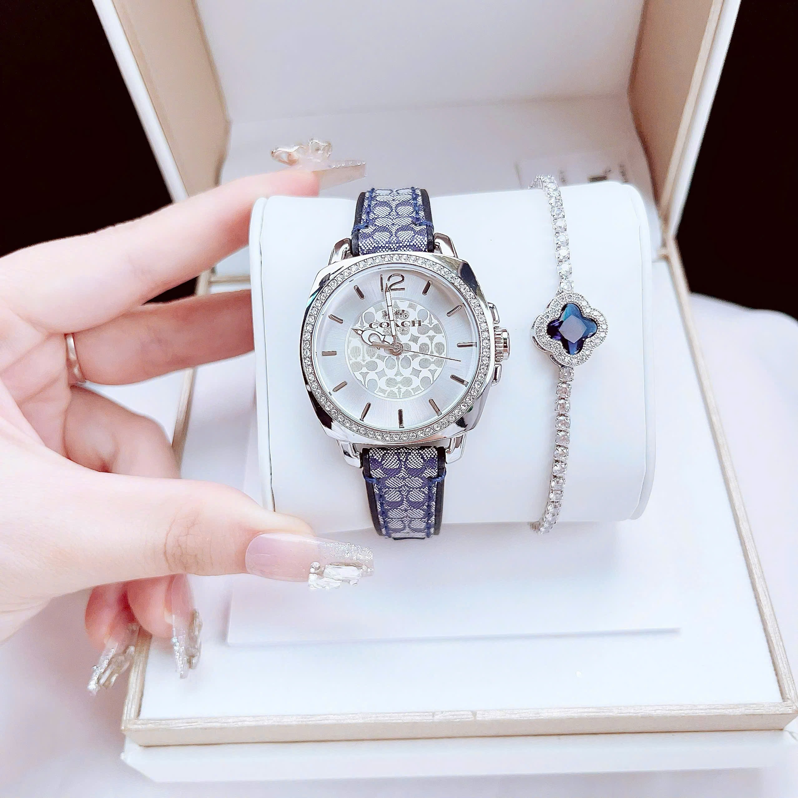 Đồng Hồ Coach Boyfriend |Nữ Giới |Silver |Đính Đá |Dây Da Xanh Dương |Máy Pin (Quartz) |Size 34mm |donghogiatot.vn