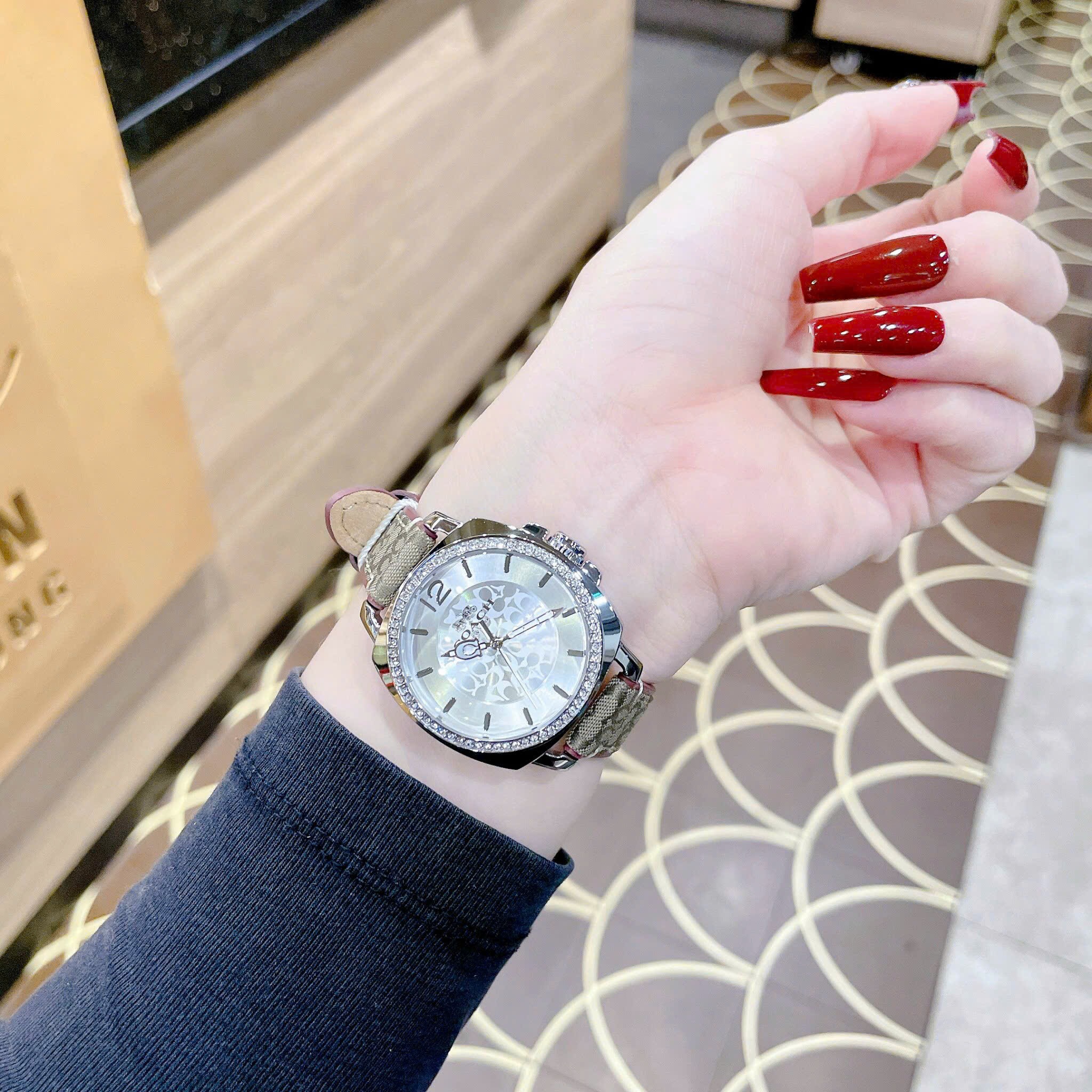Đồng Hồ Coach Boyfriend |Nữ Giới |Silver |Đính Đá |Dây Vải Bọc Da Đỏ |Máy Pin (Quartz) |Size 34mm |donghogiatot.vn