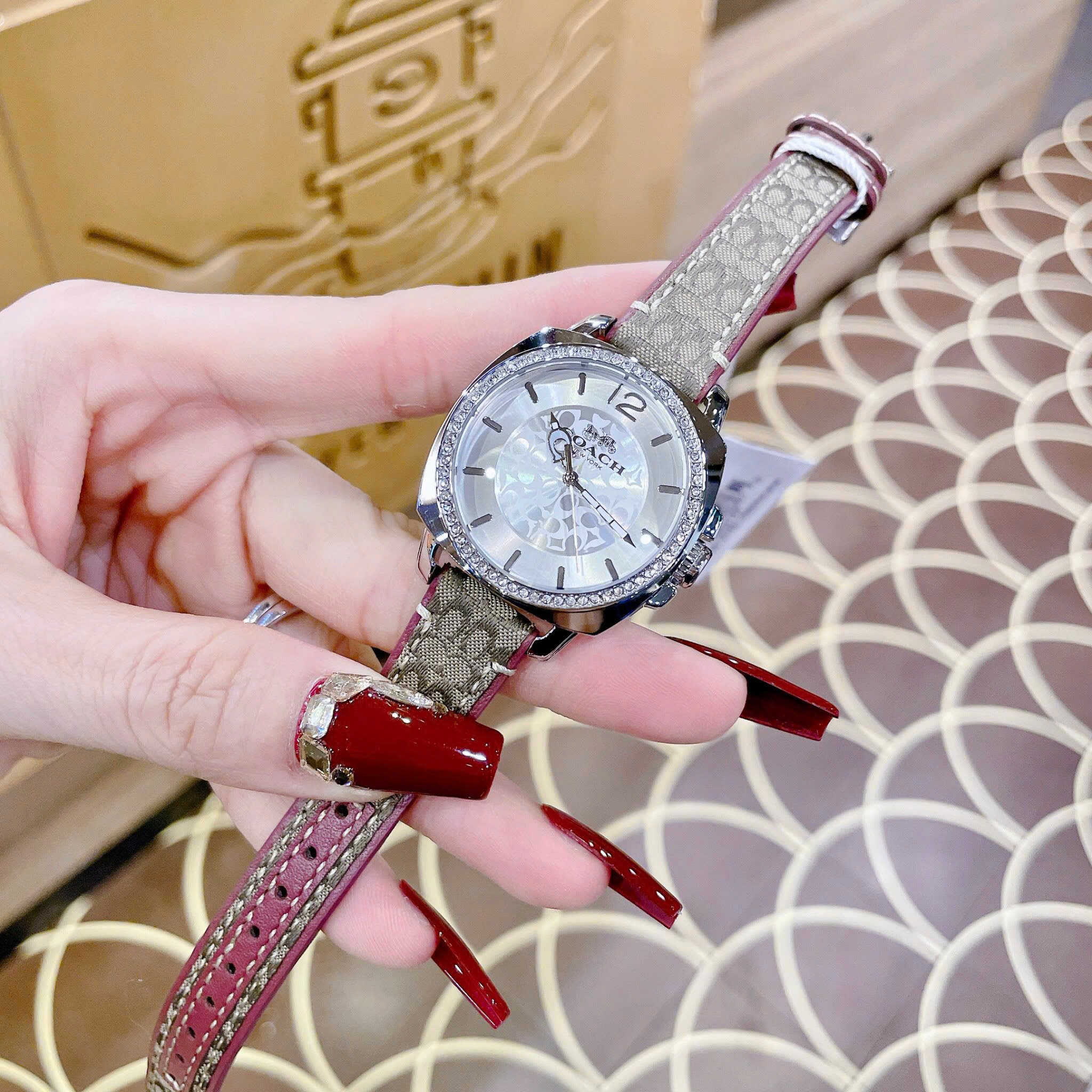 Đồng Hồ Coach Boyfriend |Nữ Giới |Silver |Đính Đá |Dây Vải Bọc Da Đỏ |Máy Pin (Quartz) |Size 34mm |donghogiatot.vn