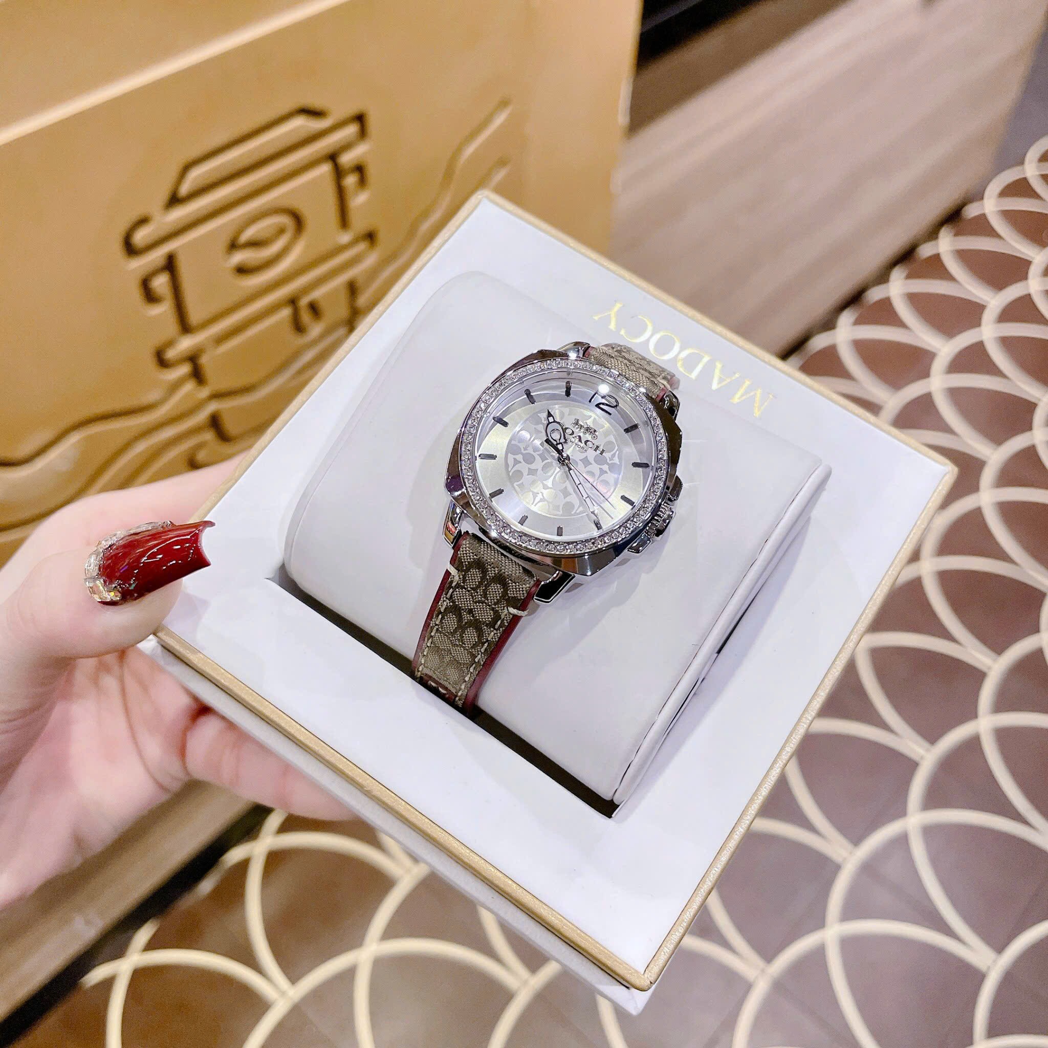 Đồng Hồ Coach Boyfriend |Nữ Giới |Silver |Đính Đá |Dây Vải Bọc Da Đỏ |Máy Pin (Quartz) |Size 34mm |donghogiatot.vn