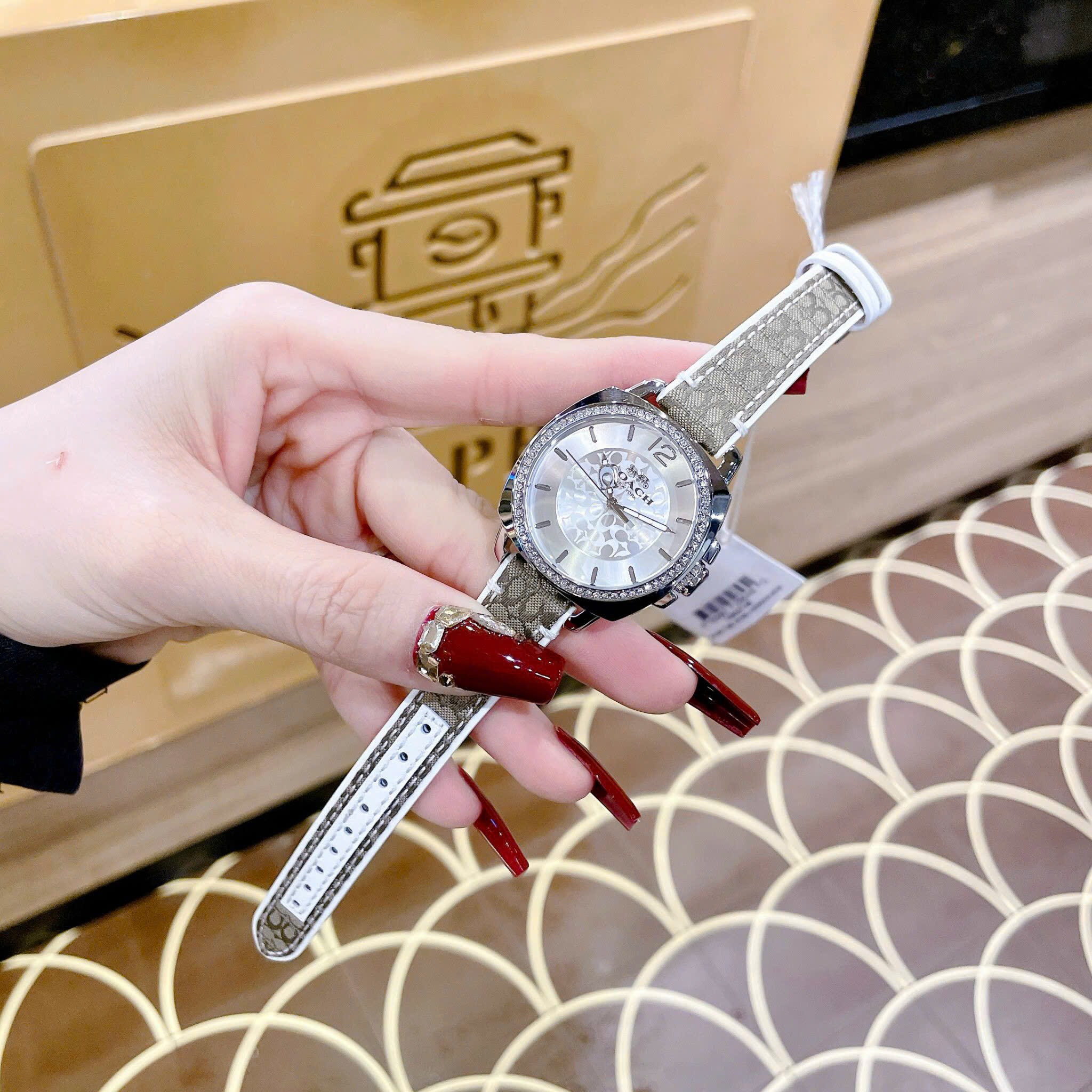 Đồng Hồ Coach Boyfriend |Nữ Giới |Silver |Đính Đá |Dây Vải Bọc Da Trắng |Máy Pin (Quartz) |Size 34mm |donghogiatot.vn