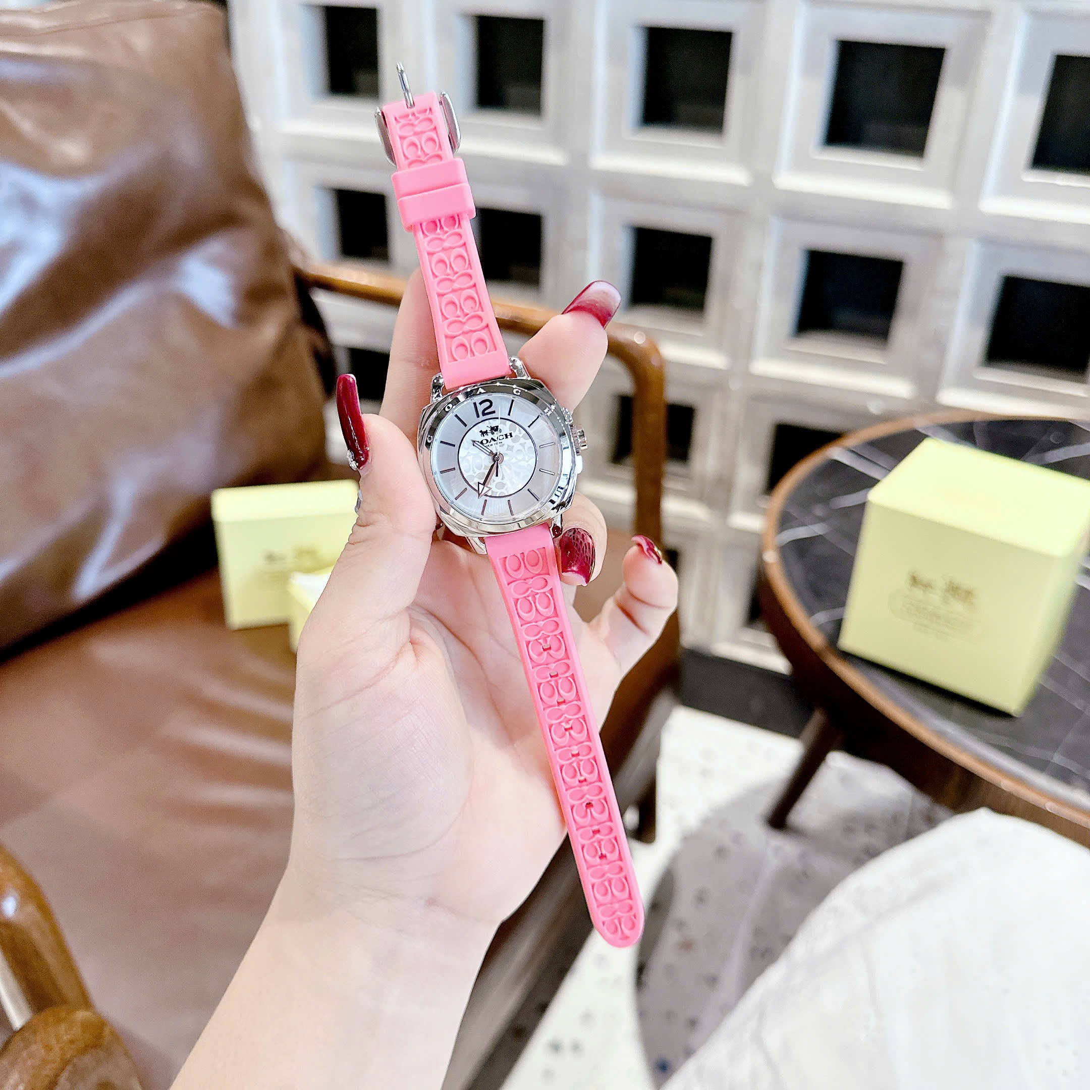 Đồng Hồ Coach Boyfriend |Nữ Giới |Trắng Silver |Dây Cao Su Màu Hồng |Máy Pin (Quartz) |Size 34mm |donghogiatot.vn