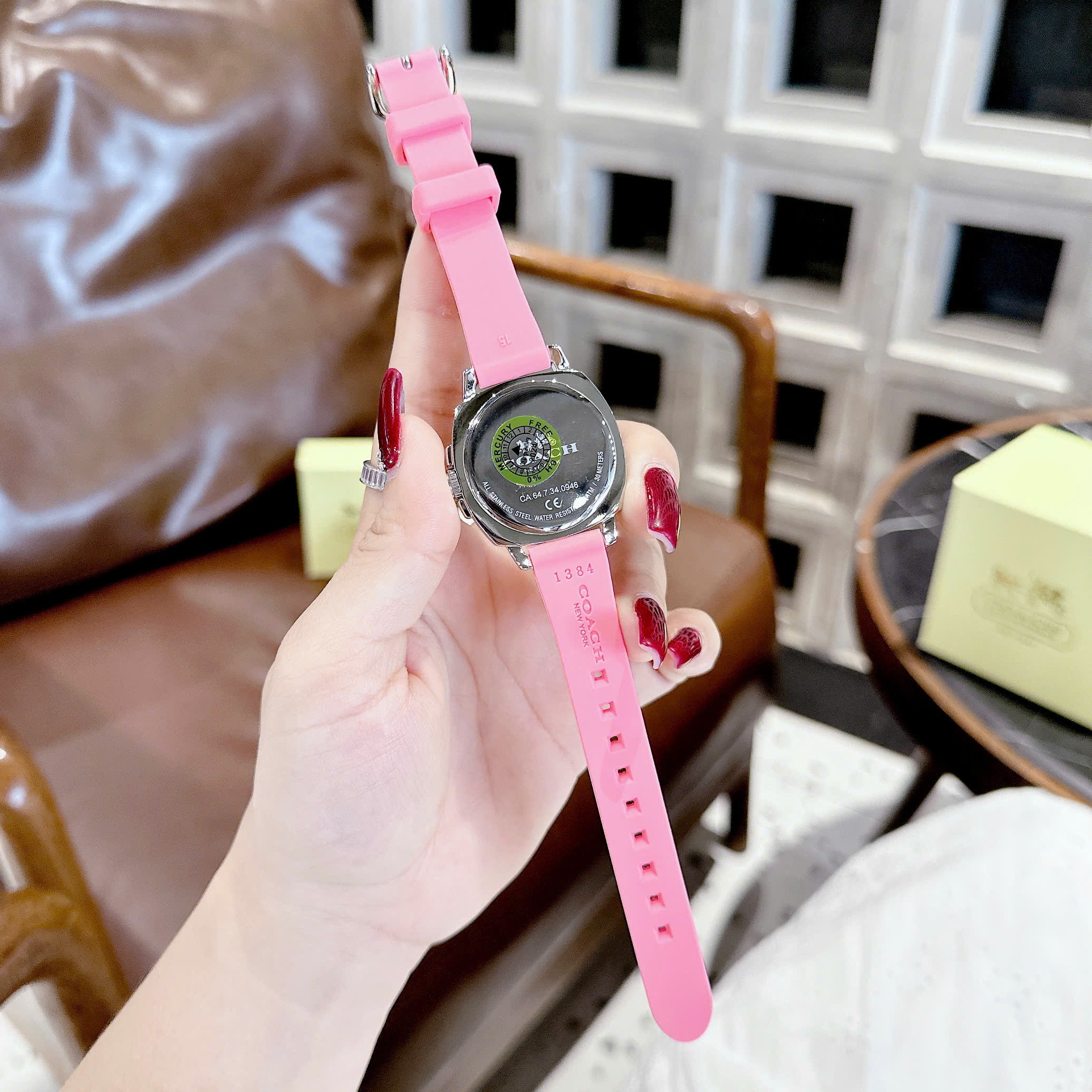 Đồng Hồ Coach Boyfriend |Nữ Giới |Trắng Silver |Dây Cao Su Màu Hồng |Máy Pin (Quartz) |Size 34mm |donghogiatot.vn