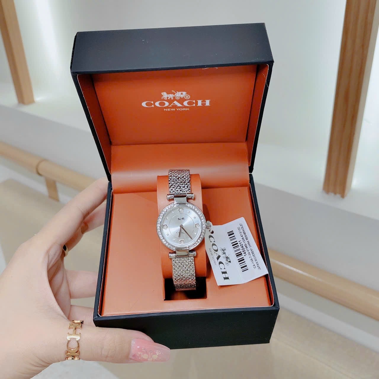 Đồng Hồ Coach Carry |Nữ Giới |Mặt Tròn |Đính Đá |Dây Lưới Silver |Máy Pin (Quartz) |Size 26mm |donghogiatot.vn