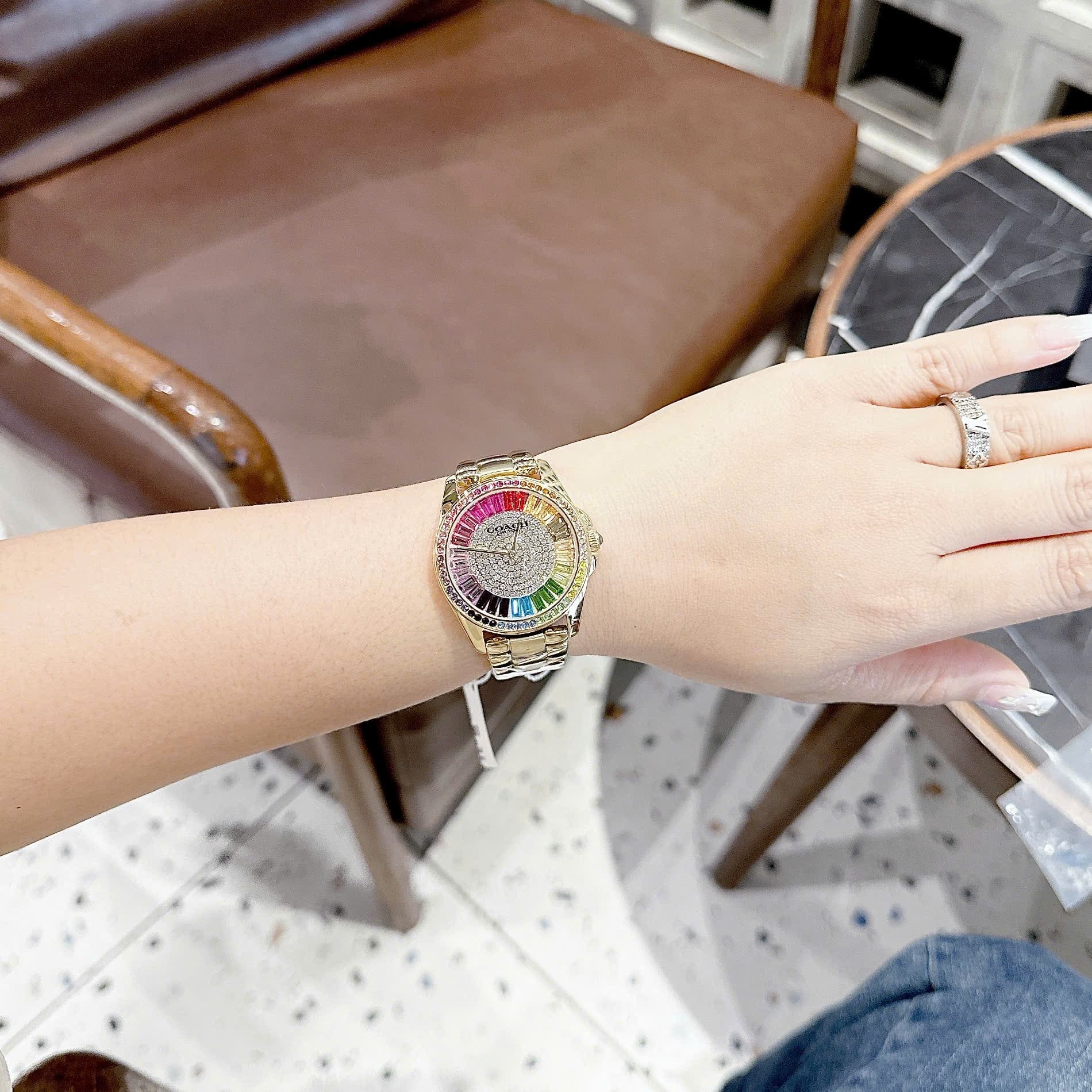 Đồng Hồ Coach |Nữ Giới |Đính Đá Nhiều Màu |Dây Kim Loại Vàng Gold |Máy Pin (Quartz) |Size 36mm |donghogiatot.vn