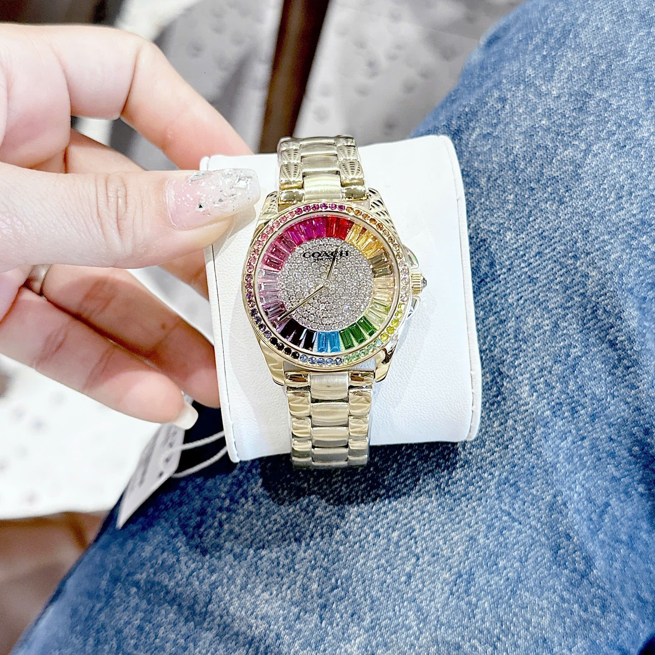 Đồng Hồ Coach |Nữ Giới |Đính Đá Nhiều Màu |Dây Kim Loại Vàng Gold |Máy Pin (Quartz) |Size 36mm |donghogiatot.vn