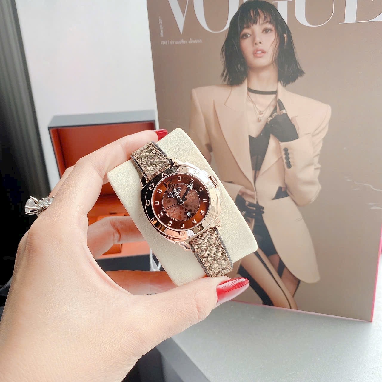 Đồng Hồ Coach New York |Nữ Giới |Mặt Nâu Đỏ |Dây Da Nâu |Máy Pin (Quartz) |Size 36mm |donghogiatot.vn