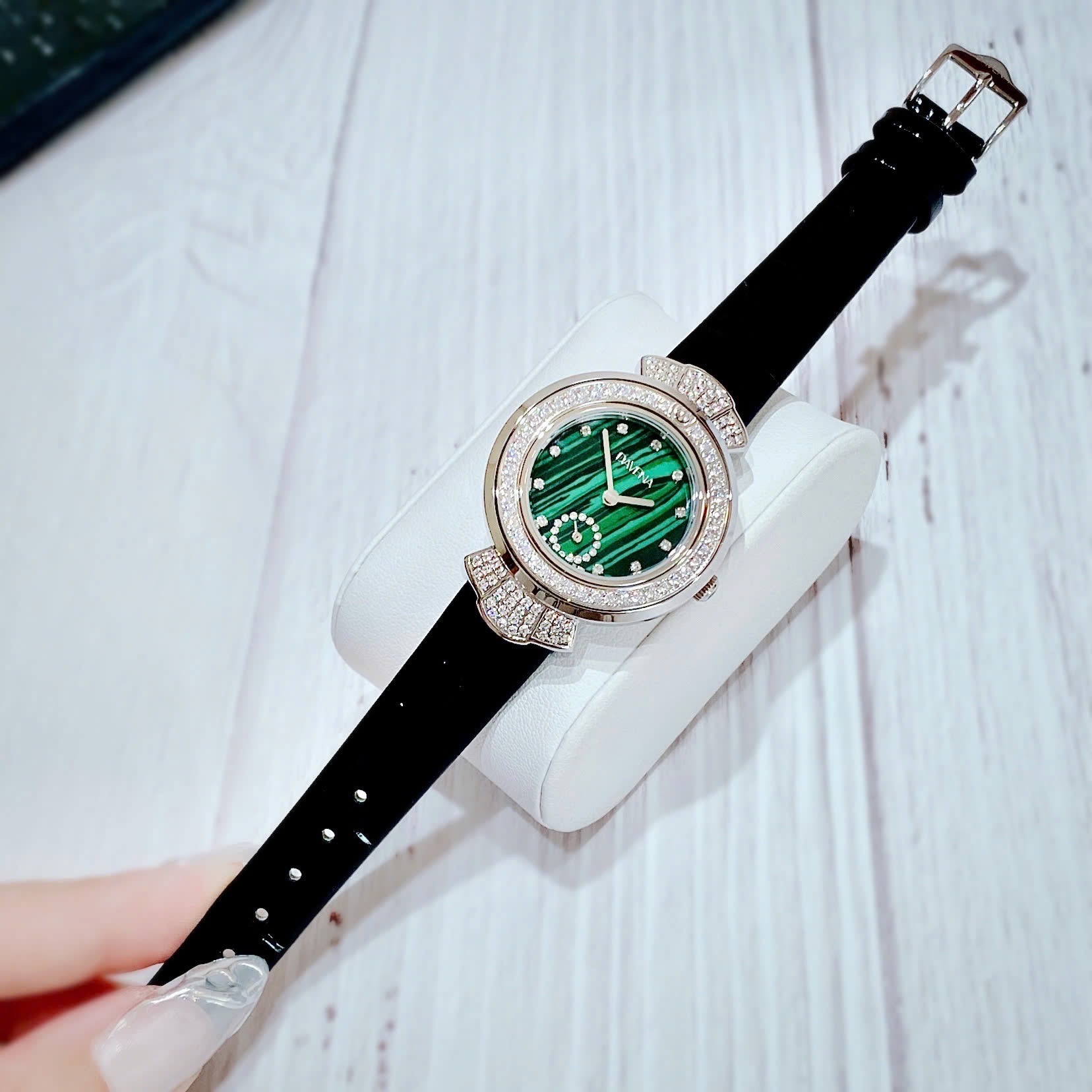 Đồng Hồ Davena 3 Kim |Nữ Giới |Xanh Lá |Đính Đá |Dây Da Đen |Máy Pin (Máy Quartz) |Size 32mm |donghogiatot.vn