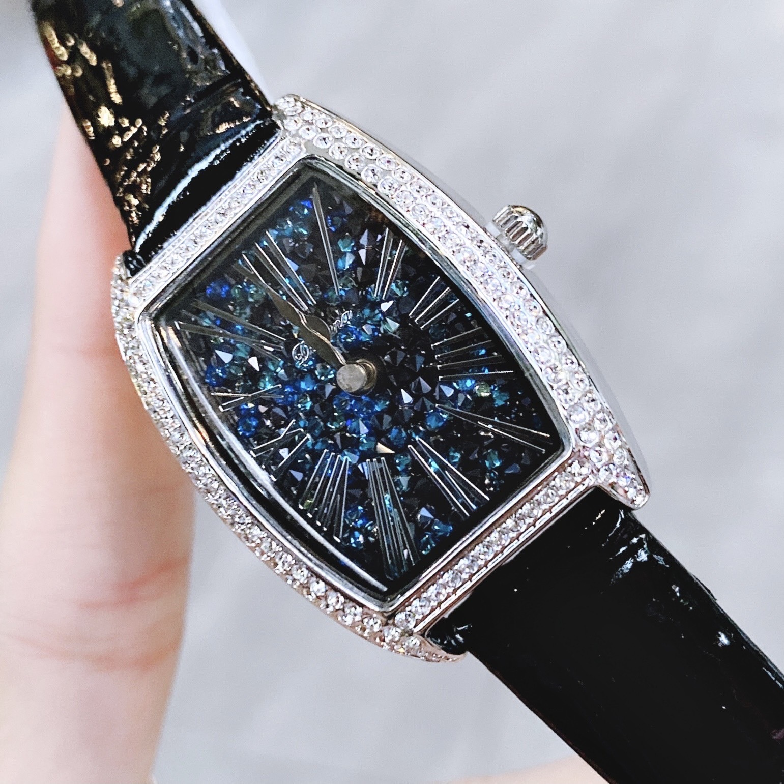 Đồng Hồ Davena Mặt Chữ Nhật |Nữ Giới |Full Đá Nhũ Xanh |Dây Da Đen |Máy Pin (Quartz) |Size 25x36mm |donghogiatot.vn