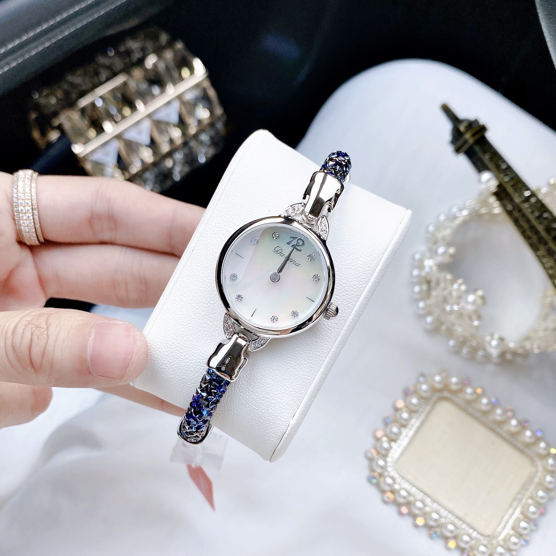 Đồng Hồ Davena Lắc Tay |Nữ Giới |Trắng Silver |Đính Đá Xanh |Dây Kim Loại |Máy Pin (Quartz) |Size 28mm |donghogiatot.vn