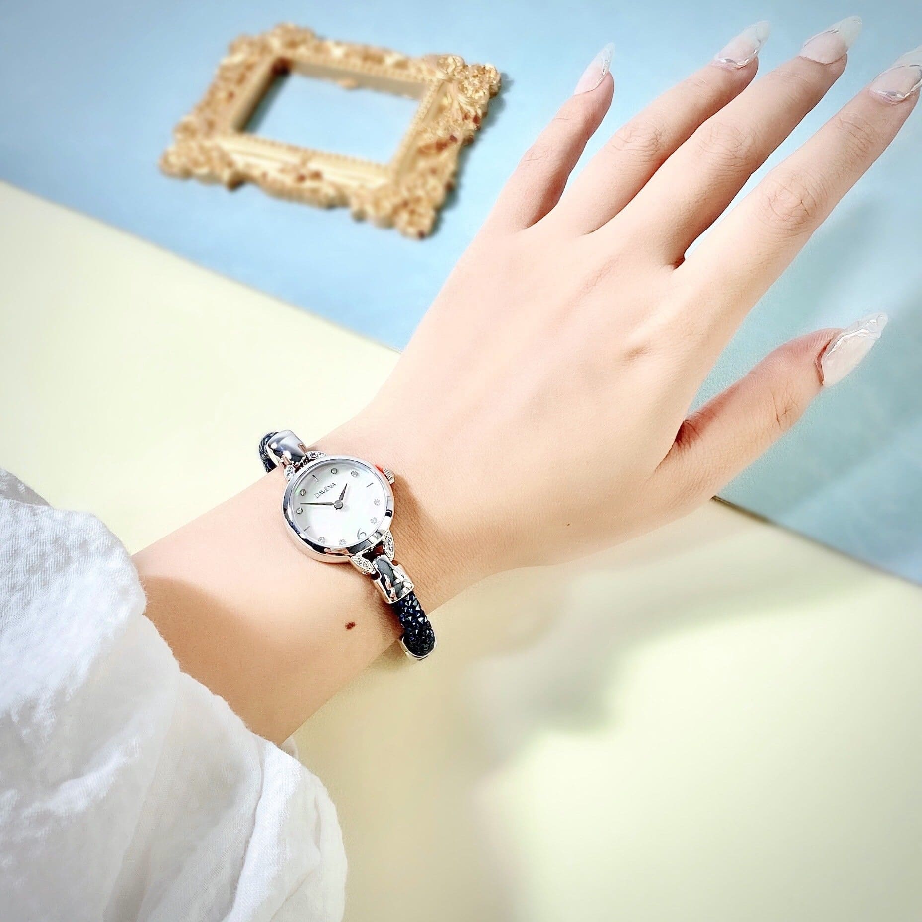 Đồng Hồ Davena Lắc Tay |Nữ Giới |Trắng Silver |Đính Đá Xanh |Dây Kim Loại |Máy Pin (Quartz) |Size 28mm |donghogiatot.vn