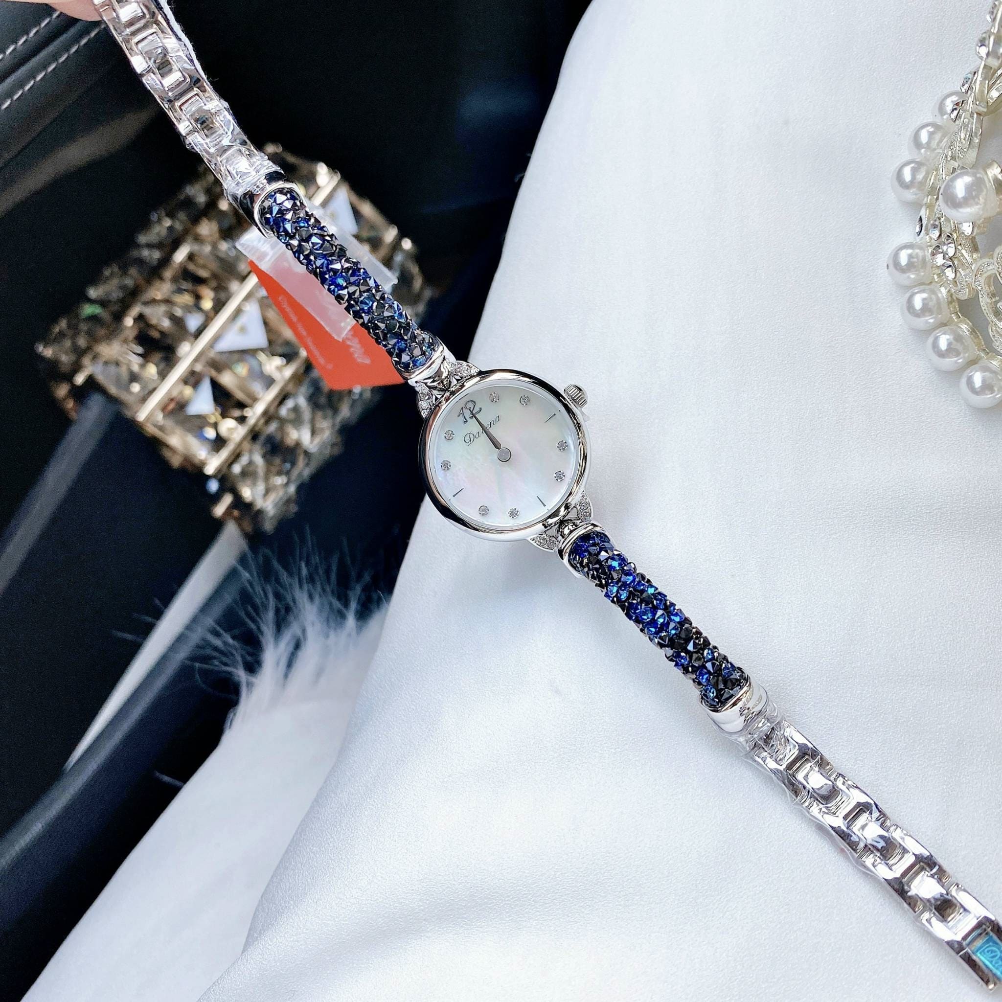 Đồng Hồ Davena Lắc Tay |Nữ Giới |Trắng Silver |Đính Đá Xanh |Dây Kim Loại |Máy Pin (Quartz) |Size 28mm |donghogiatot.vn