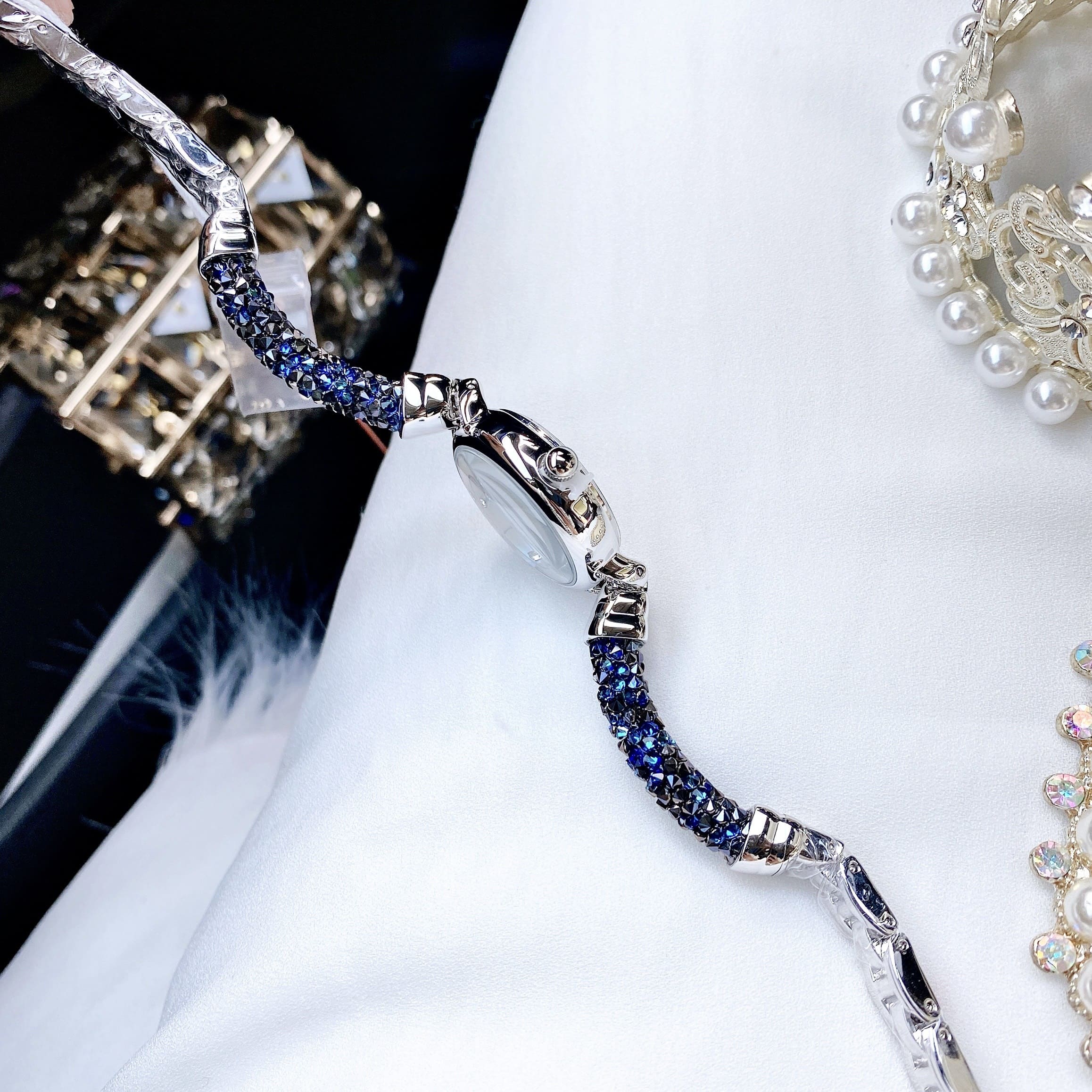 Đồng Hồ Davena Lắc Tay |Nữ Giới |Trắng Silver |Đính Đá Xanh |Dây Kim Loại |Máy Pin (Quartz) |Size 28mm |donghogiatot.vn