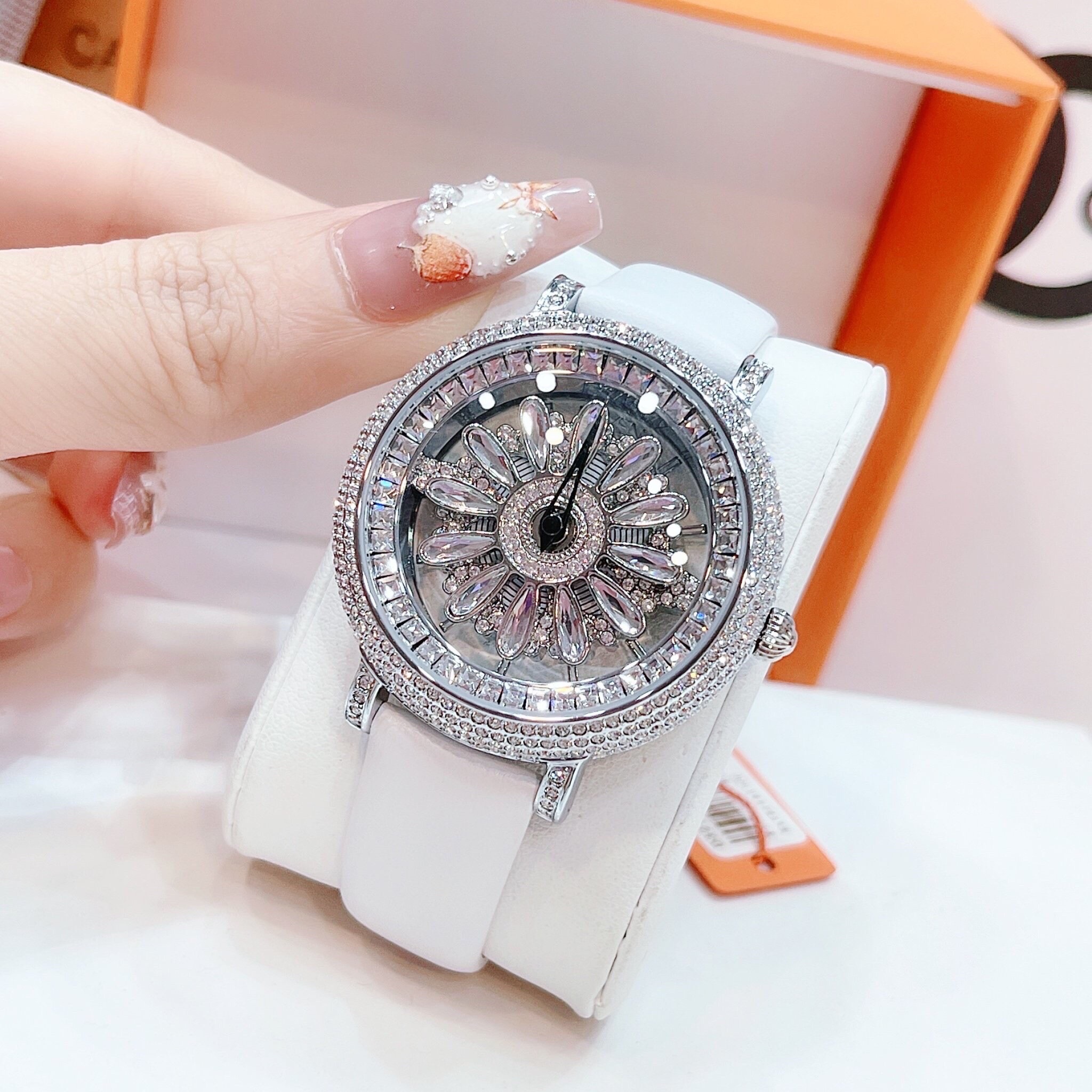 Đồng Hồ Davena Bông Hoa Xoay |Nữ Giới |Đính Đá |Silver |Dây Da Trắng |Máy Pin (Quartz) |Size 38mm |donghogiatot.vn