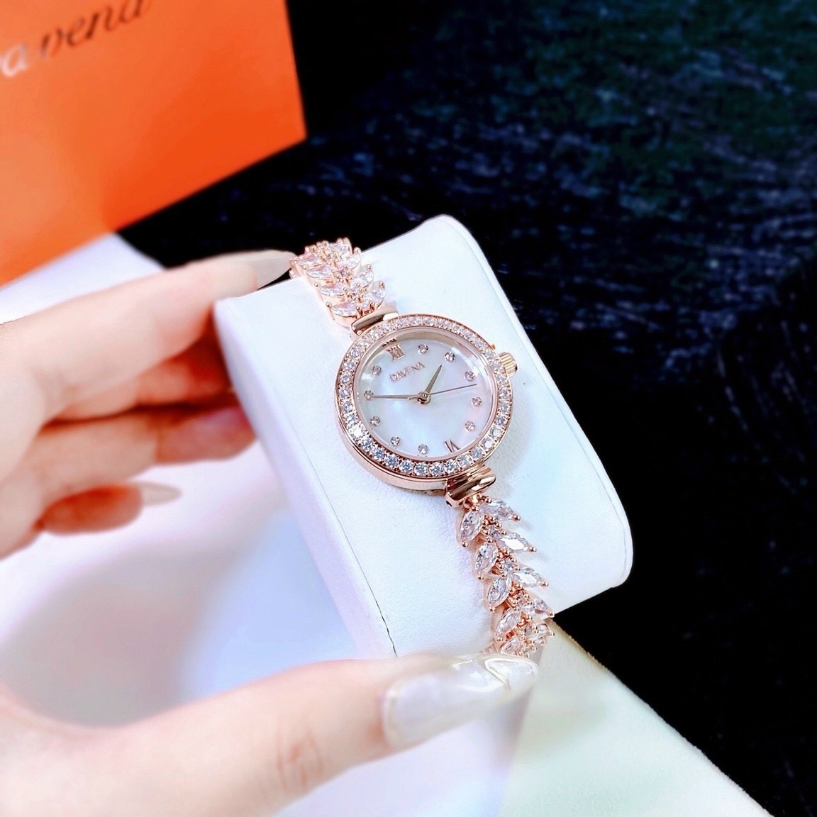 Đồng Hồ Davena Mặt Trắng |Nữ Giới |Rose Gold |Vòng Tay Đính Đá |Máy Pin (Quartz) |Size 26mm |donghogiatot.vn