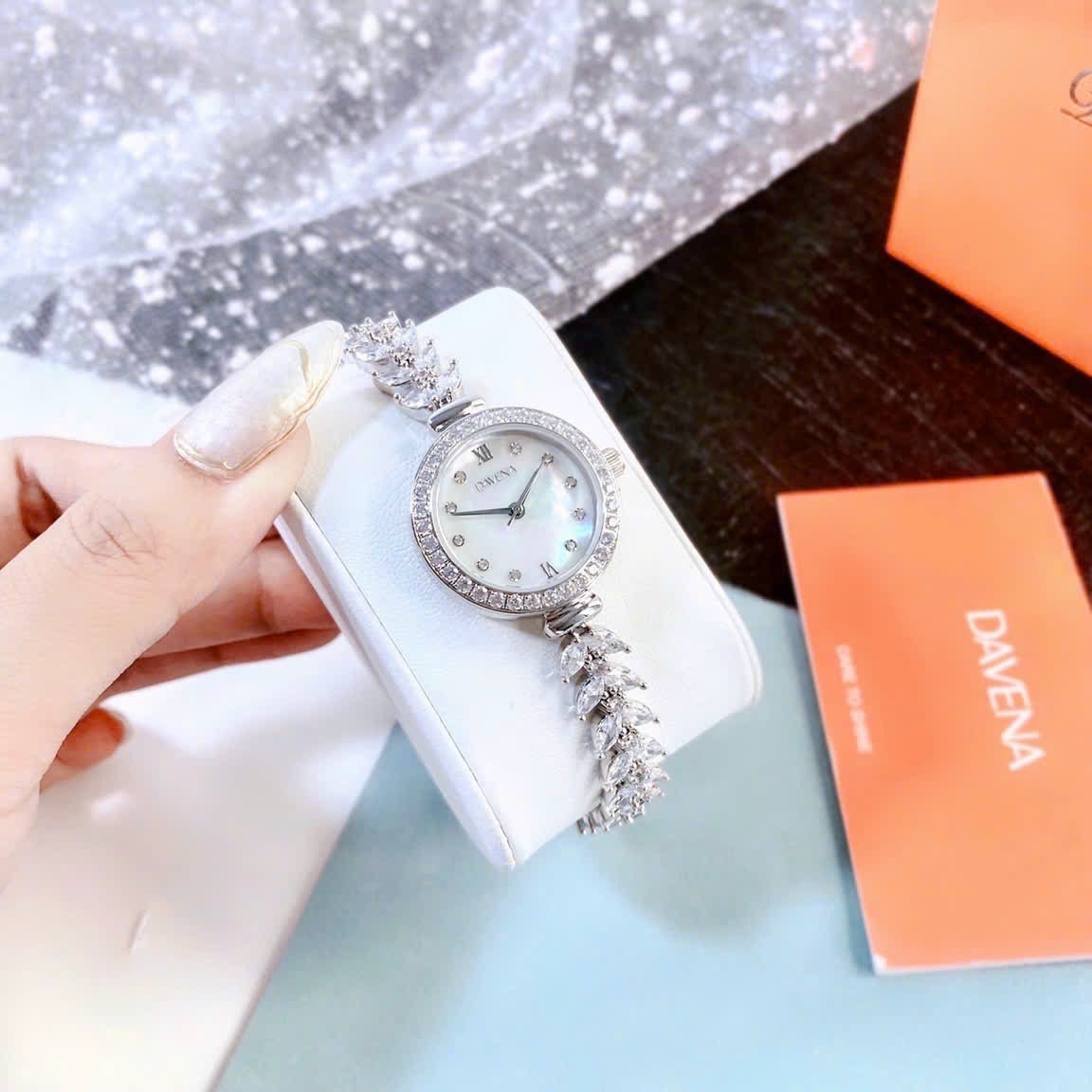 Đồng Hồ Davena Mặt Trắng |Nữ Giới |Silver |Vòng Tay Đính Đá |Máy Pin (Quartz) |Size 26mm |donghogiatot.vn