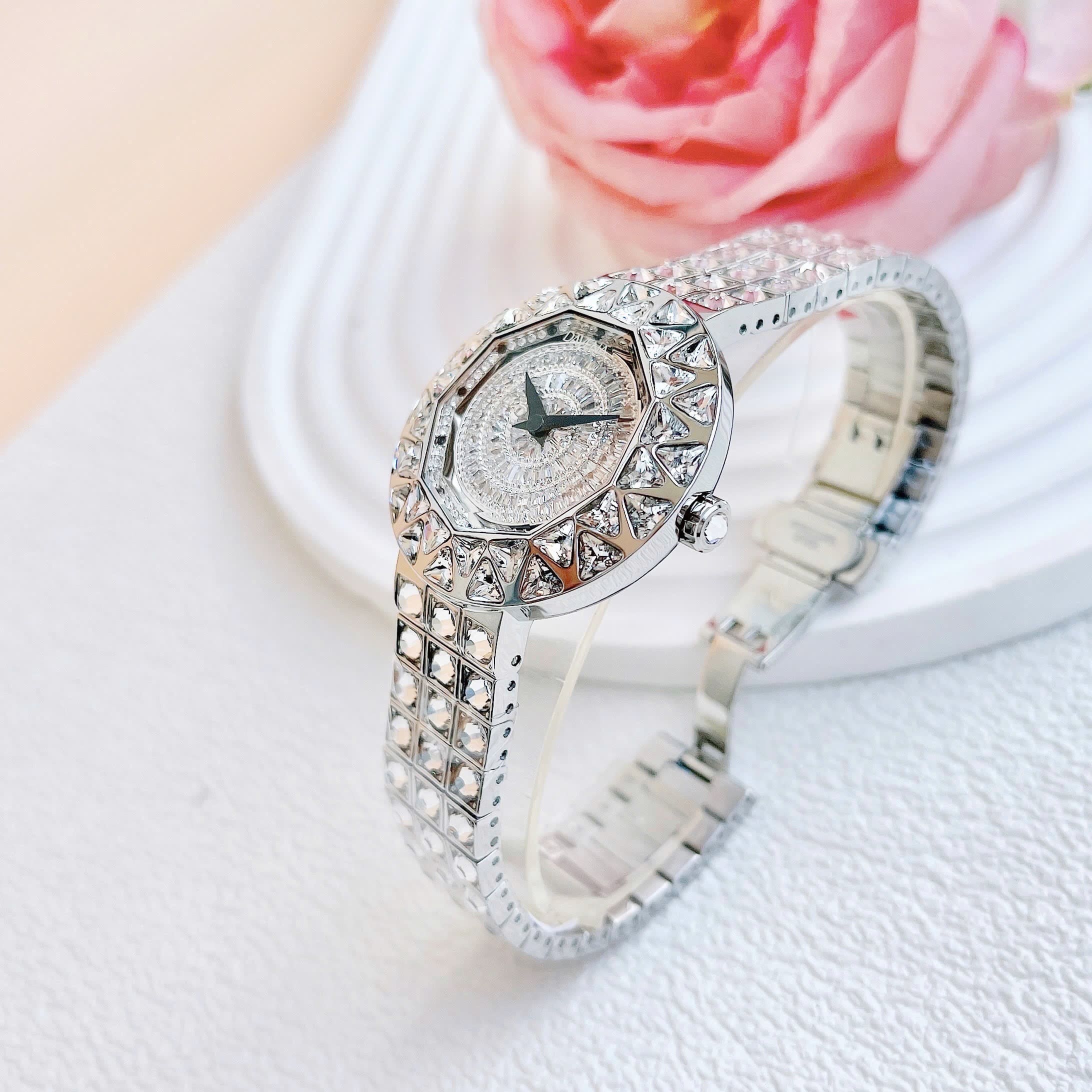 Đồng Hồ Davena Mặt Tròn Xoay |Nữ Giới |Silver |Dây Kim Loại Đính Đá |Máy Pin (Quartz) |Size 38mm |donghogiatot.vn