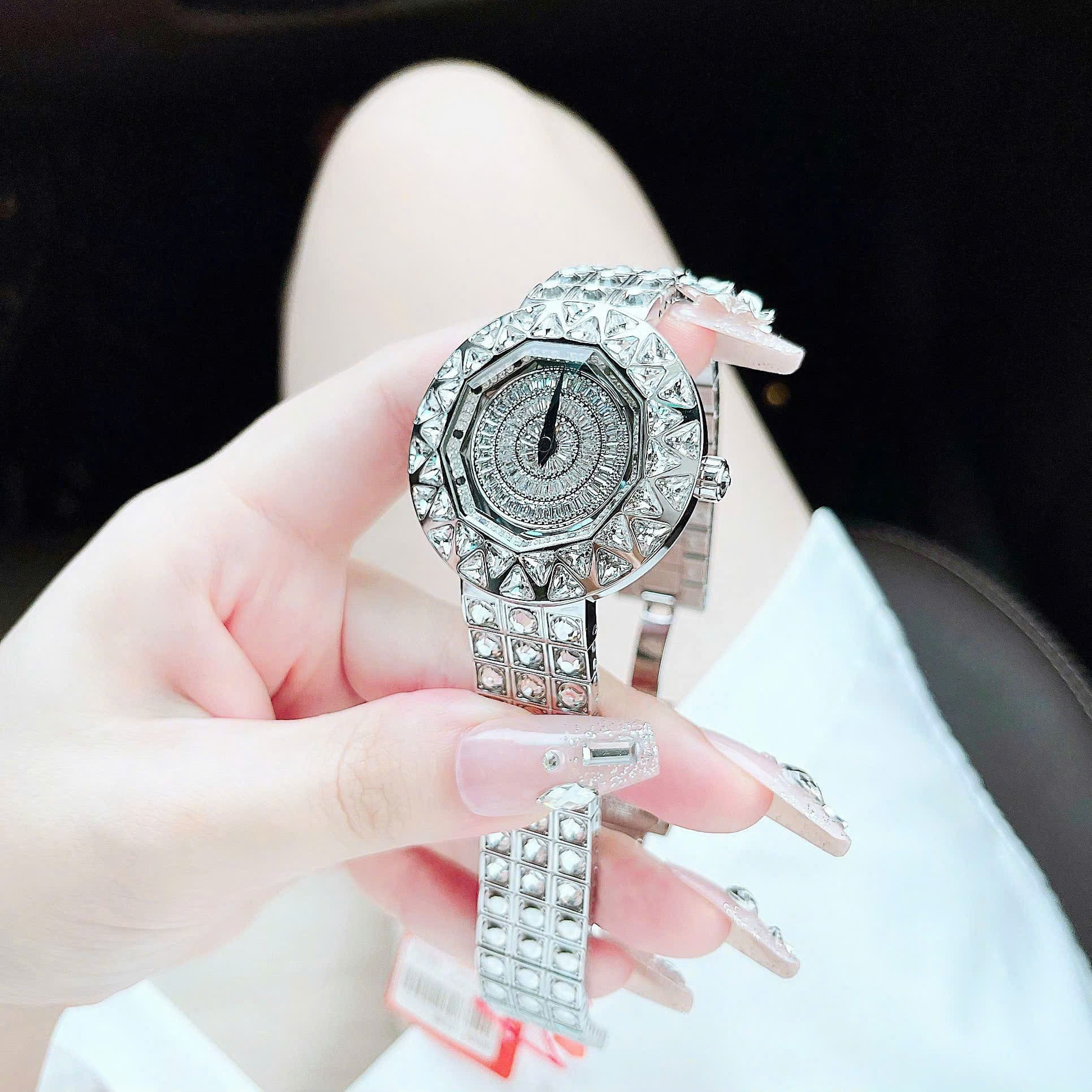 Đồng Hồ Davena Mặt Tròn Xoay |Nữ Giới |Silver |Dây Kim Loại Đính Đá |Máy Pin (Quartz) |Size 38mm |donghogiatot.vn