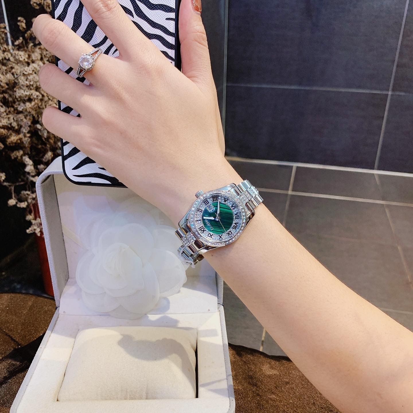 Đồng Hồ Davena Mặt Xanh Ngọc |Nữ Giới |Đính đá |Dây Kim Loại |Máy Pin (Quartz) |Size 34mm |donghogiatot.vn