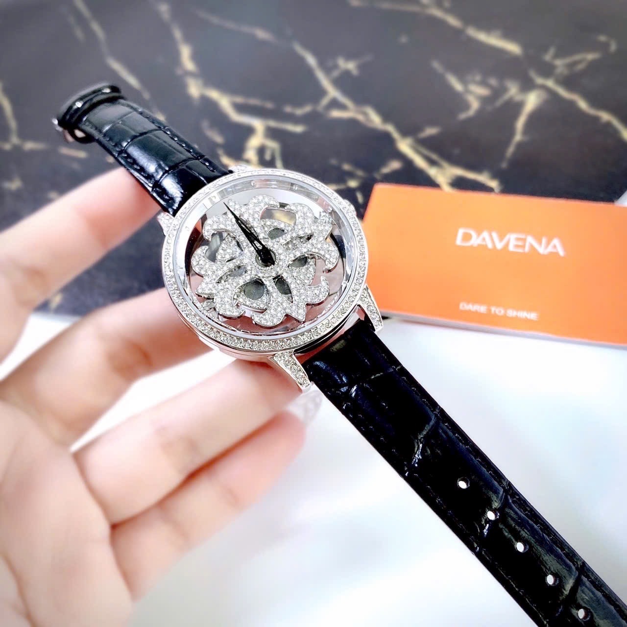 Đồng Hồ Davena Bông Hoa Xoay |Nữ Giới |Đính Đá Silver |Dây Da Đen |Máy Pin (Quartz) |Size 39mm |donghogiatot.vn