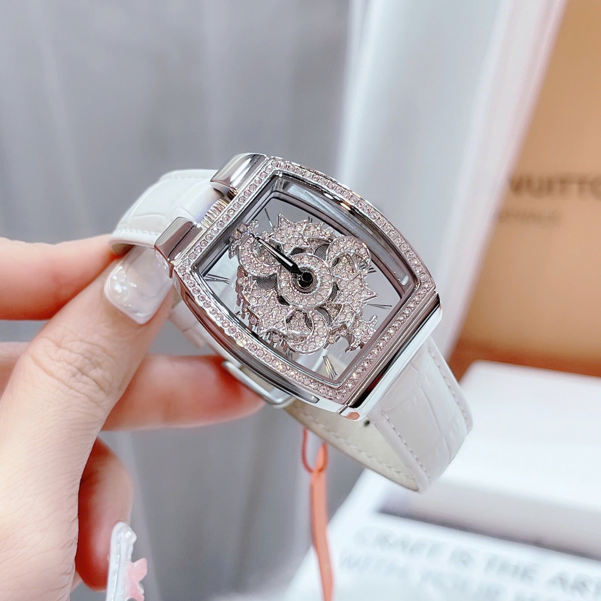 Đồng Hồ Davena Trăng Sao Xoay |Nữ Giới |Mặt Chữ Nhật |Dây Da Trắng |Máy Pin (Quartz) |Size 32x44mm |donghogiatot.vn