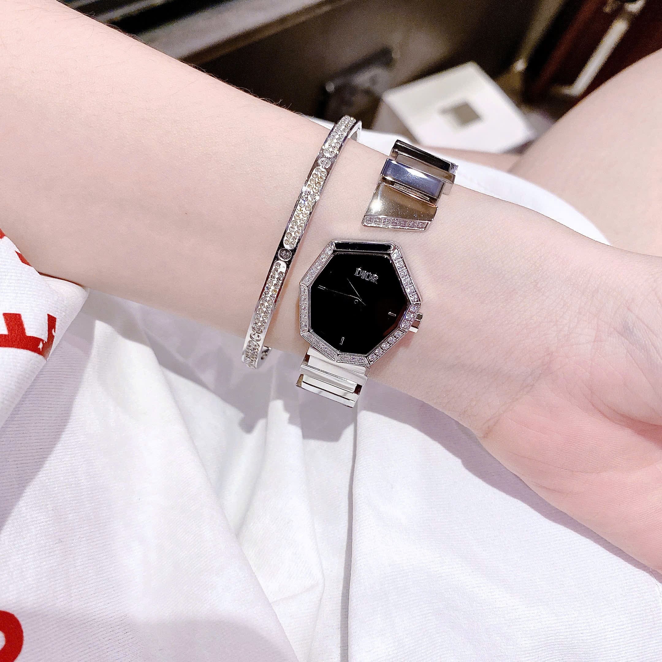 Đồng Hồ Christian Dior Gem |Nữ Giới |Mặt Đen |Đính Đá |Kiềng Lắc Tay Silver |Máy Pin (Quartz) |Size 30mm |donghogiatot.vn