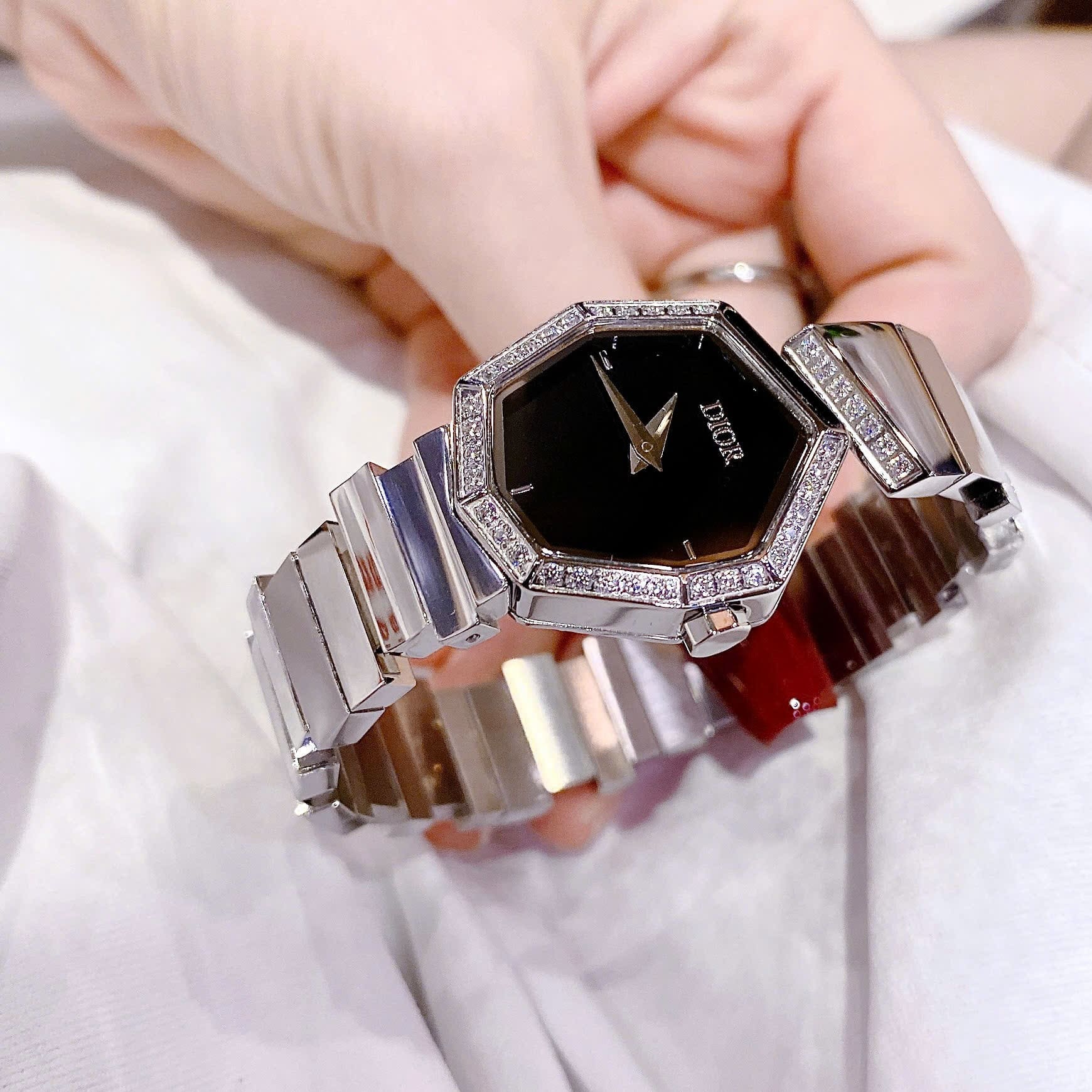 Đồng Hồ Christian Dior Gem |Nữ Giới |Mặt Đen |Đính Đá |Kiềng Lắc Tay Silver |Máy Pin (Quartz) |Size 30mm |donghogiatot.vn