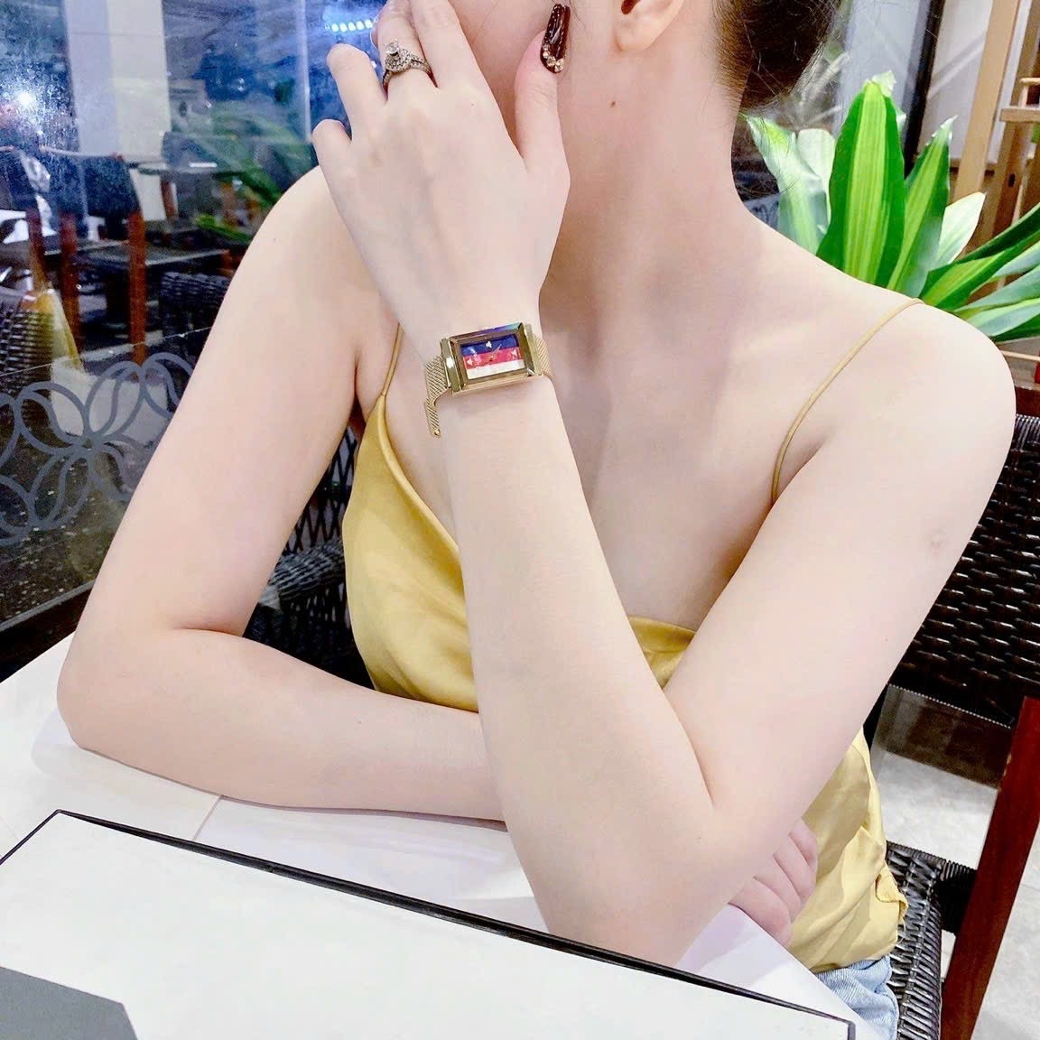 Đồng Hồ Gucci |Nữ |Mặt Chữ Nhật Xanh Đỏ Trắng |Dây Lưới Vàng Gold |Máy Pin (Quartz) |Size 21x34mm |donghogiatot.vn