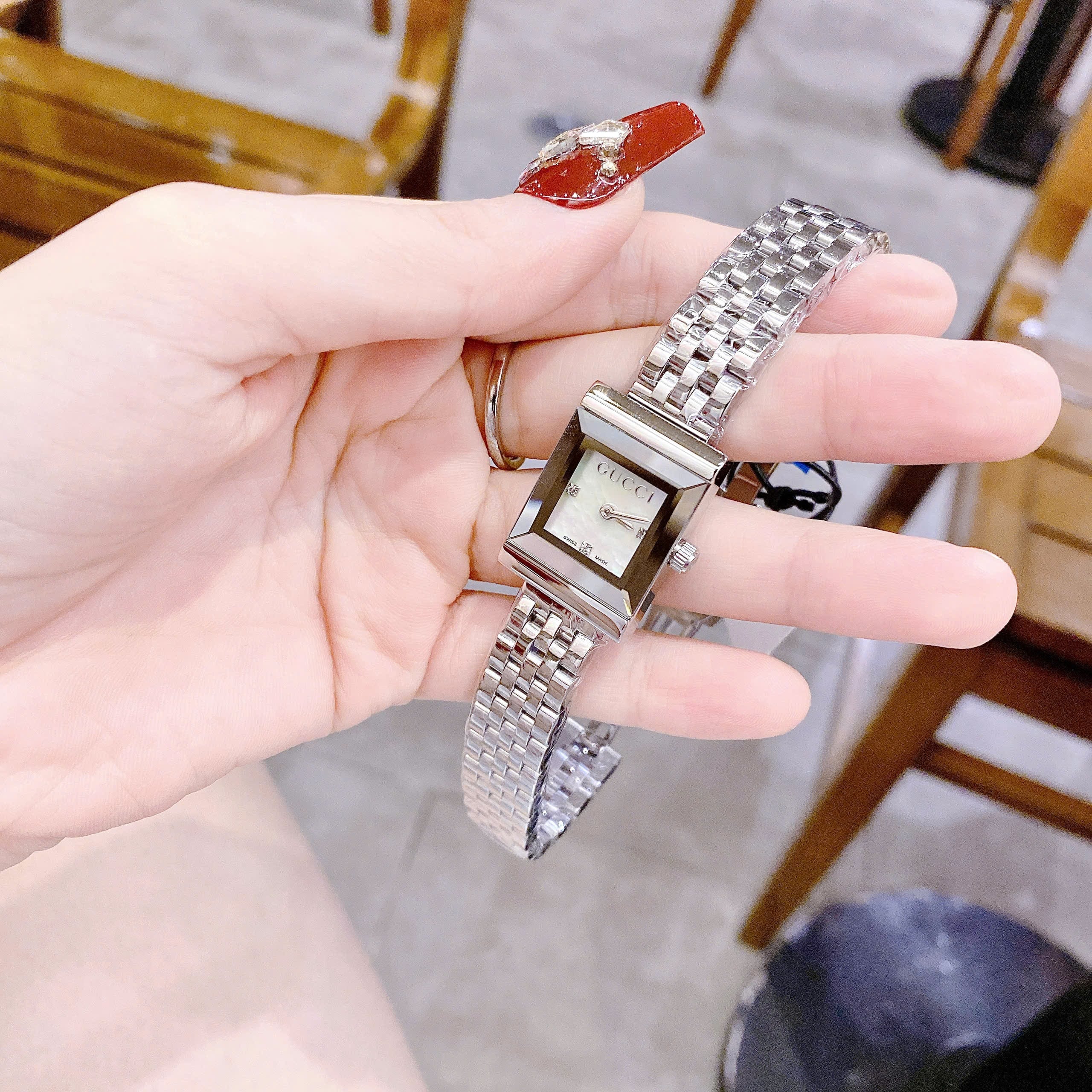 Đồng Hồ Gucci G-Frame |Nữ Giới |Mặt Vuông |Dây Kim Loại Trắng Silver |Máy Pin (Quartz) |Size 19mm |donghogiatot.vn