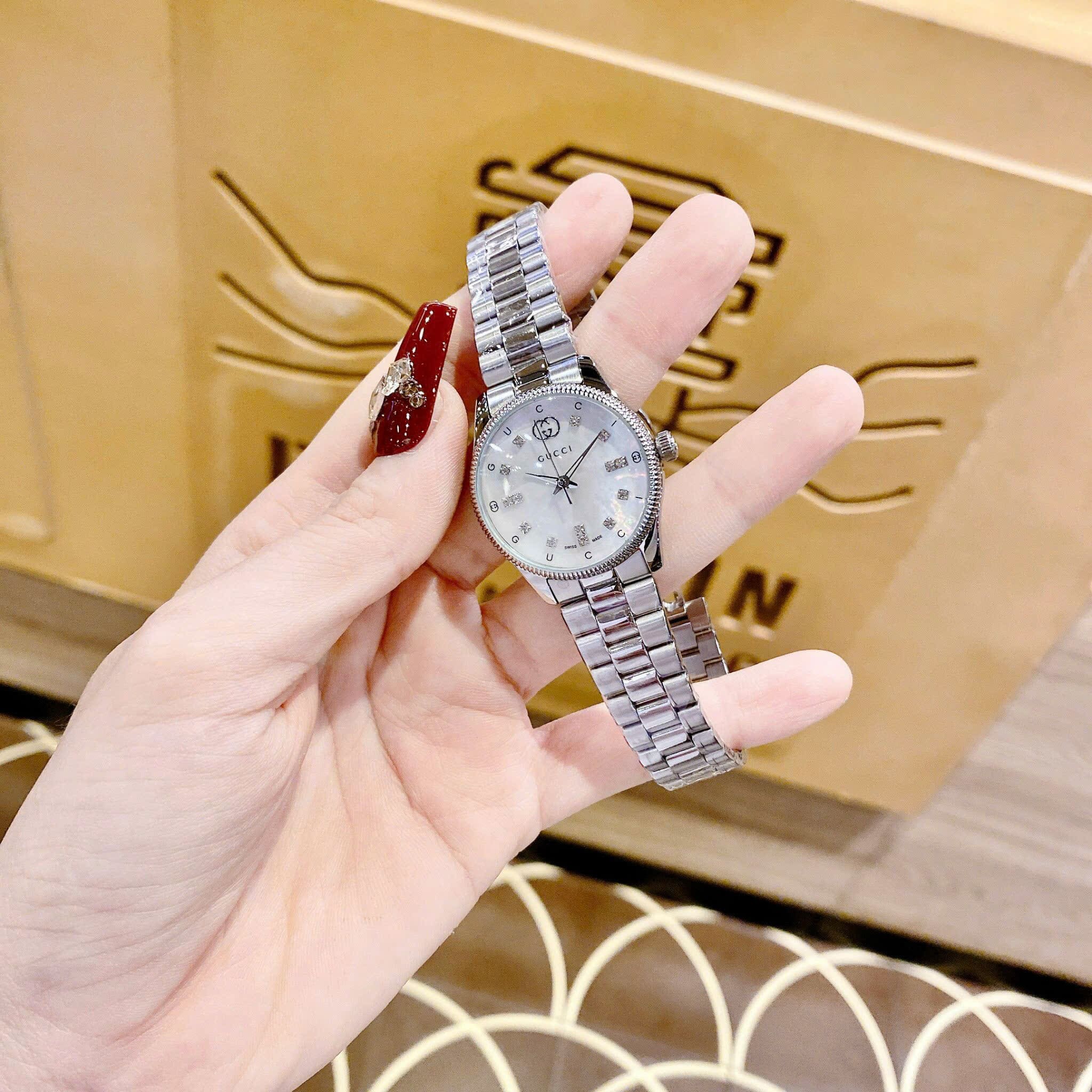 Đồng Hồ Gucci G-Timeless Diamond |Nữ Giới |Mặt Xà Cừ |Dây Kim Loại Trắng Silver |Máy Pin (Quartz) |Size 30mm |donghogiatot.vn