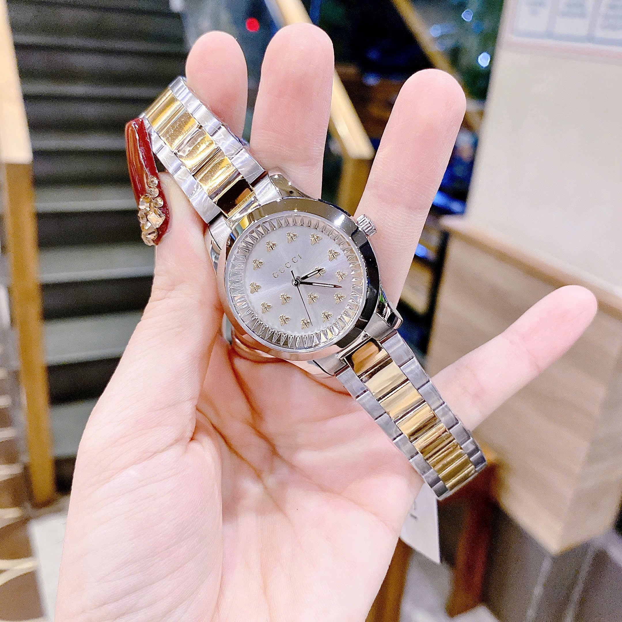 Đồng Hồ Gucci G-Timeless Multibee |Nữ Giới |Mặt Đính Ong |Dây Kim Loại Demi Vàng |Máy Pin (Quartz) |Size 32mm |donghogiatot.vn