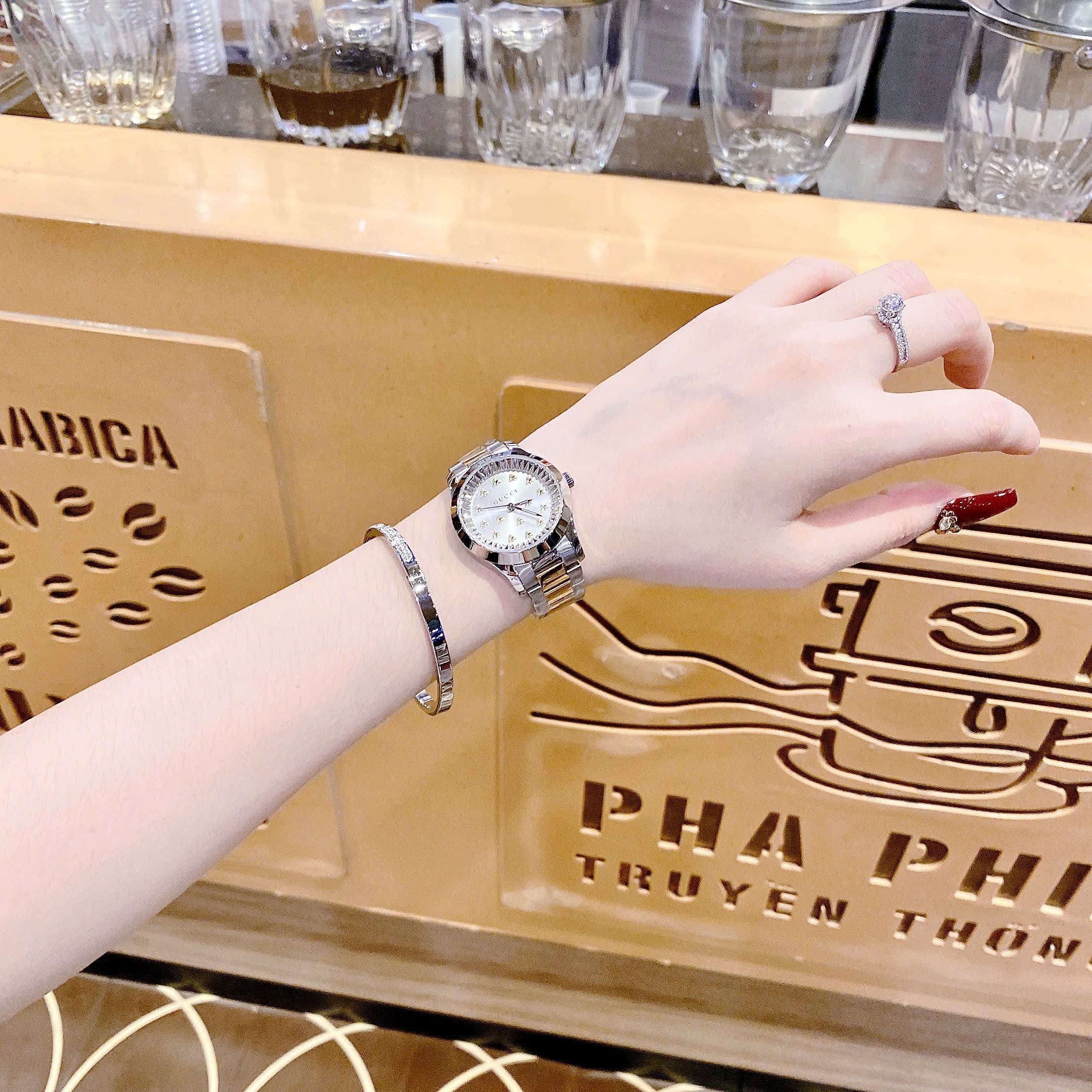 Đồng Hồ Gucci G-Timeless Multibee |Nữ Giới |Mặt Đính Ong |Dây Kim Loại Demi Vàng |Máy Pin (Quartz) |Size 32mm |donghogiatot.vn