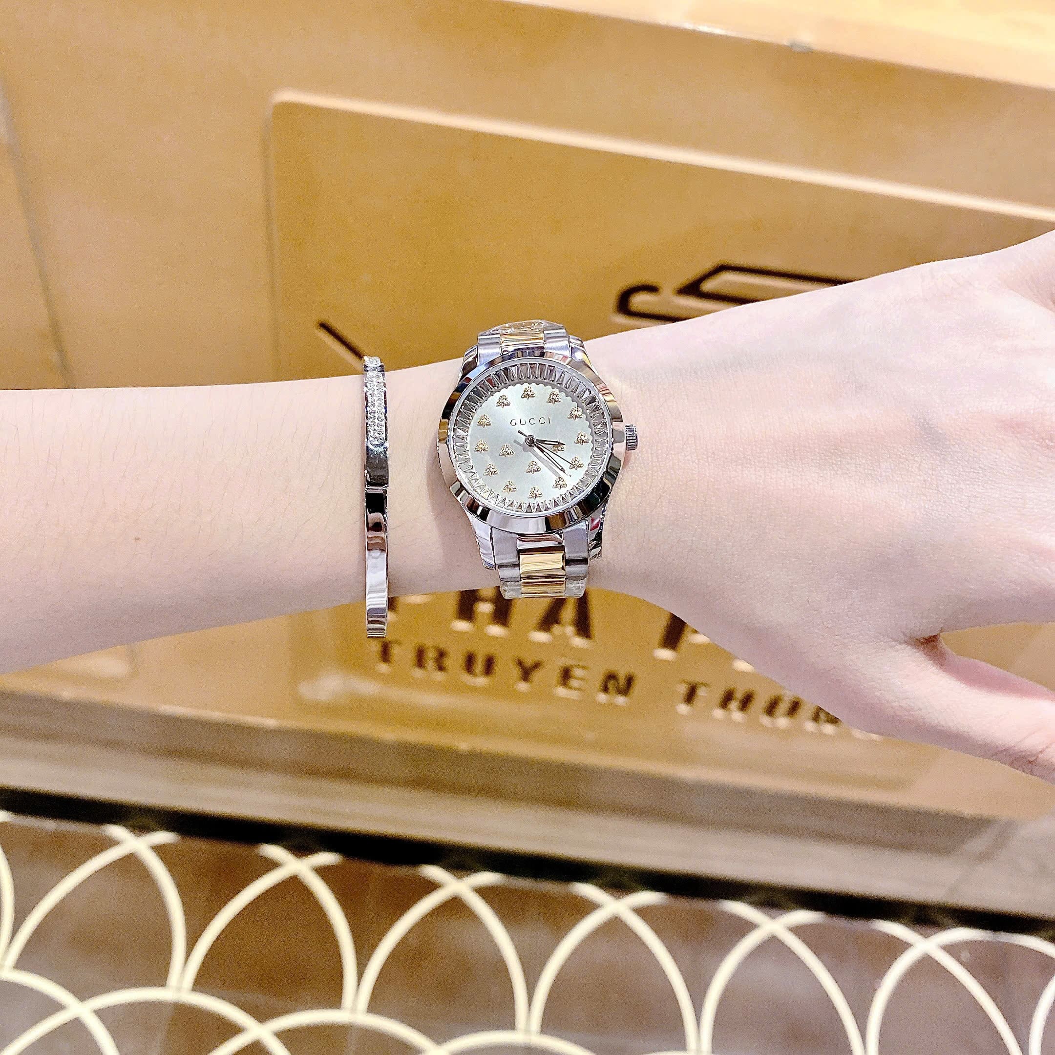 Đồng Hồ Gucci G-Timeless Multibee |Nữ Giới |Mặt Đính Ong |Dây Kim Loại Demi Vàng |Máy Pin (Quartz) |Size 32mm |donghogiatot.vn