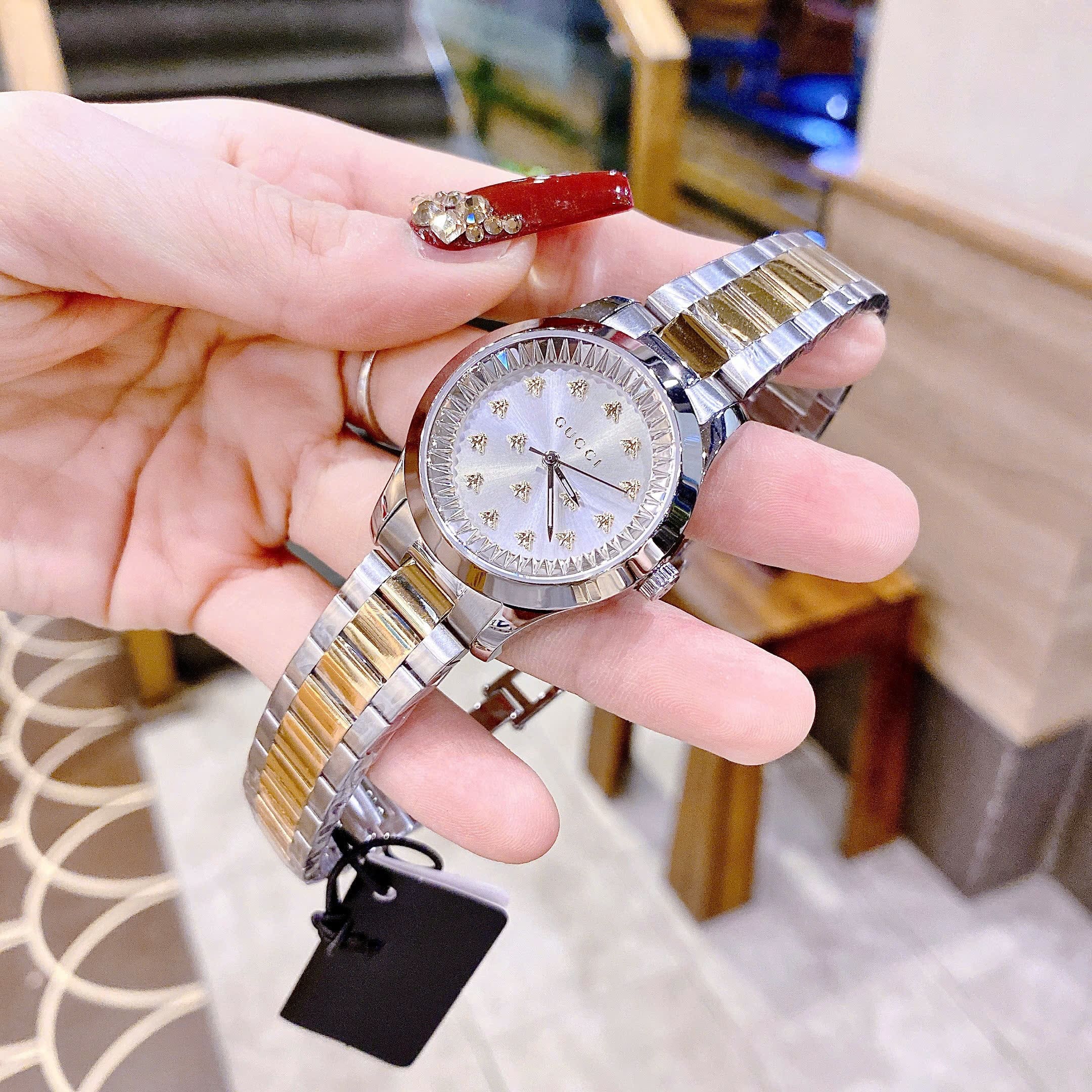 Đồng Hồ Gucci G-Timeless Multibee |Nữ Giới |Mặt Đính Ong |Dây Kim Loại Demi Vàng |Máy Pin (Quartz) |Size 32mm |donghogiatot.vn