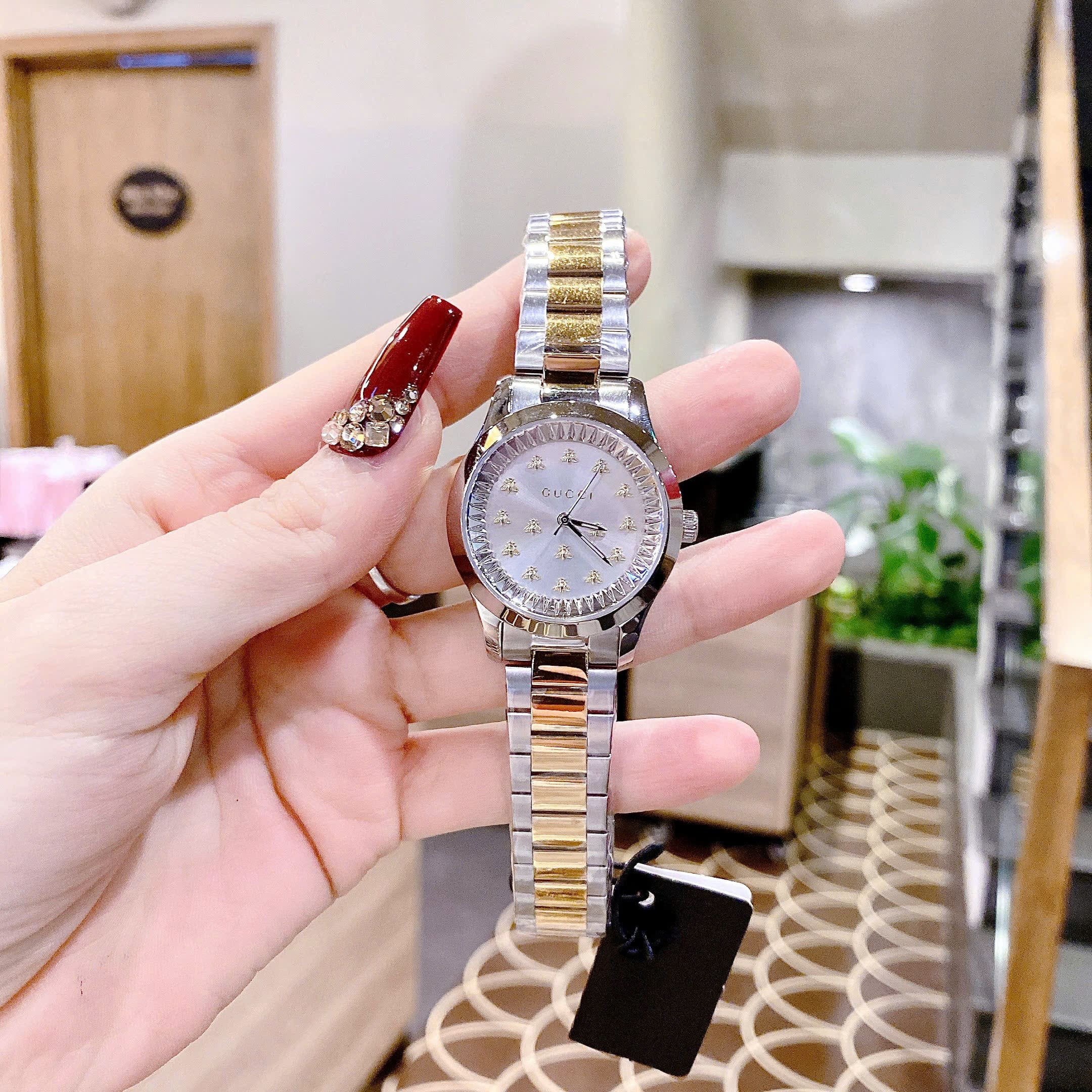 Đồng Hồ Gucci G-Timeless Multibee |Nữ Giới |Mặt Đính Ong |Dây Kim Loại Demi Vàng |Máy Pin (Quartz) |Size 32mm |donghogiatot.vn