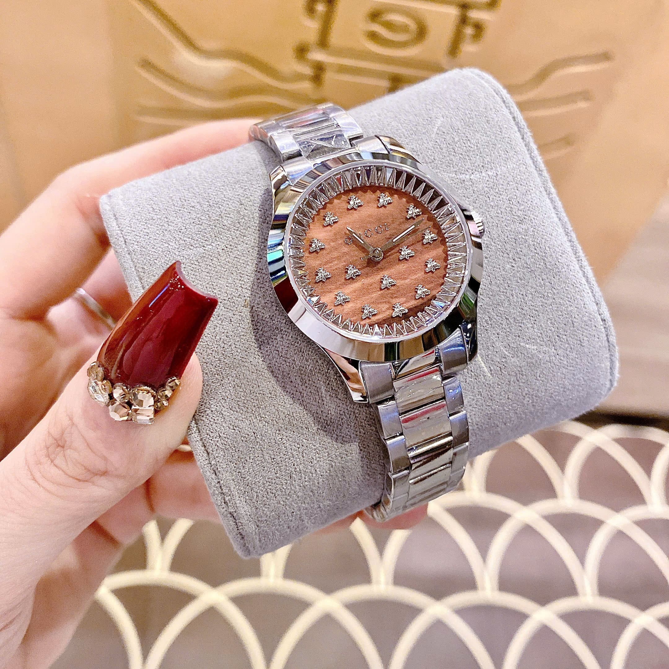 Đồng Hồ Gucci G-Timeless Multibee |Nữ Giới |Mặt Nâu |Đính Ong |Dây Kim Loại |Máy Pin (Quartz) |Size 32mm |donghogiatot.vn