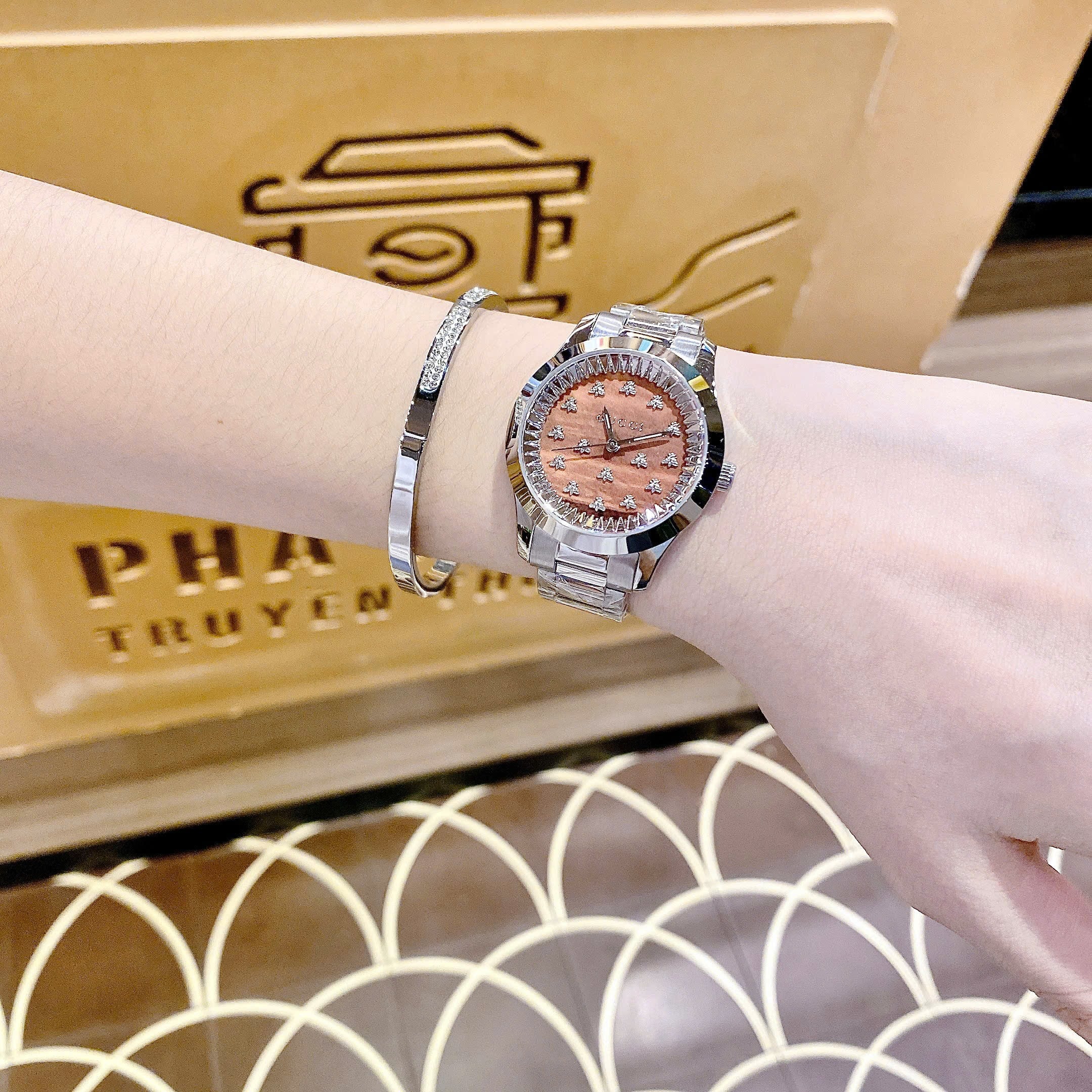 Đồng Hồ Gucci G-Timeless Multibee |Nữ Giới |Mặt Nâu |Đính Ong |Dây Kim Loại |Máy Pin (Quartz) |Size 32mm |donghogiatot.vn