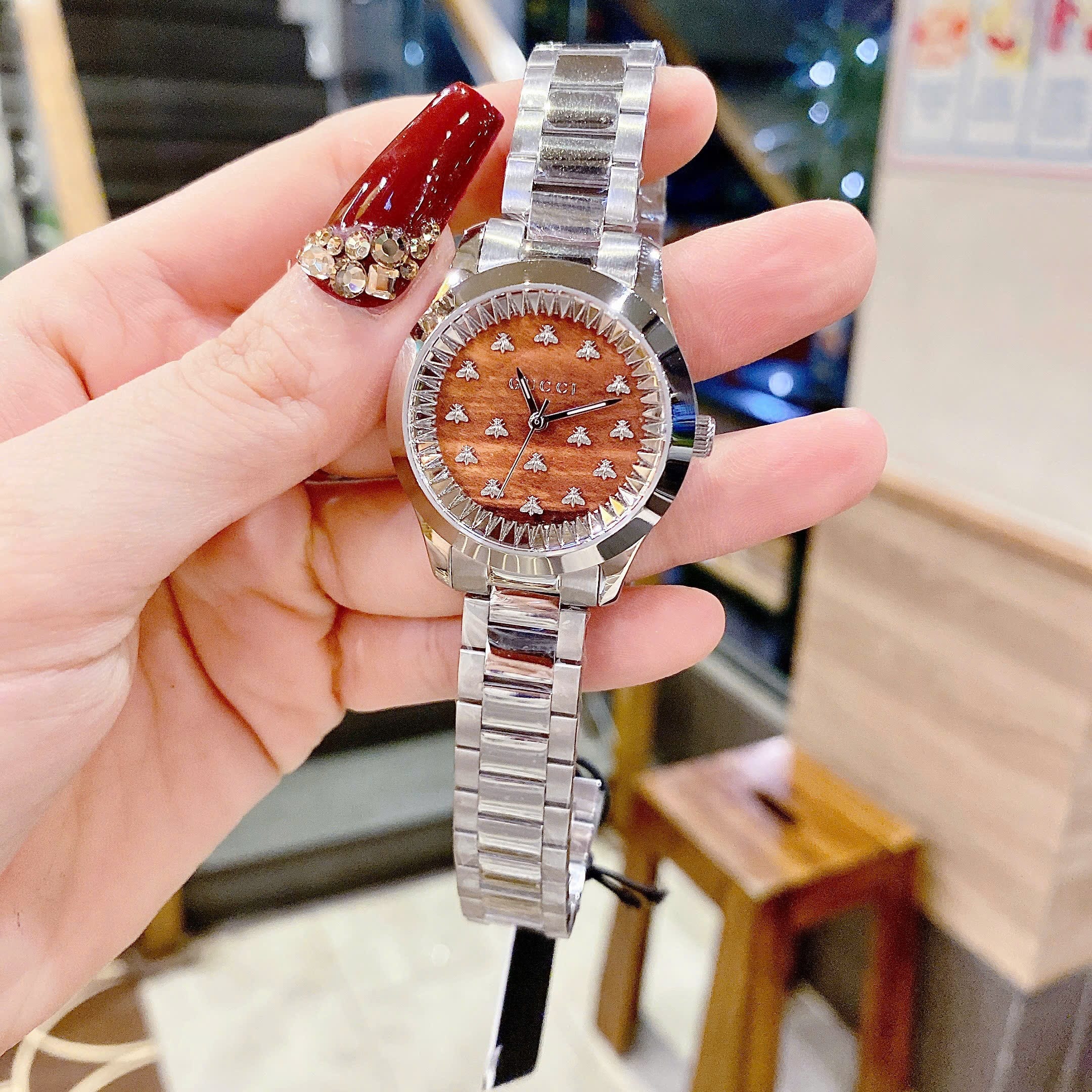 Đồng Hồ Gucci G-Timeless Multibee |Nữ Giới |Mặt Nâu |Đính Ong |Dây Kim Loại |Máy Pin (Quartz) |Size 32mm |donghogiatot.vn