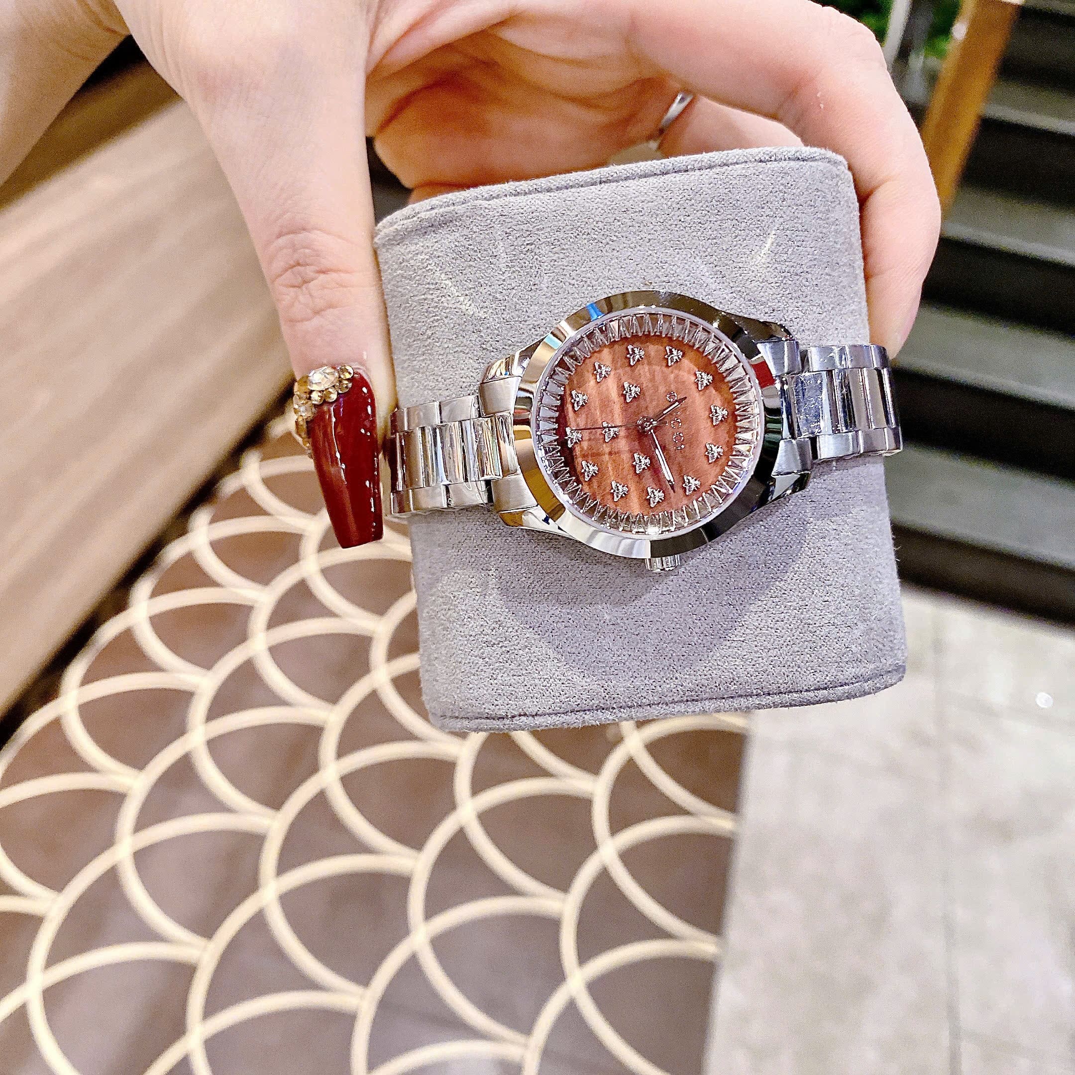 Đồng Hồ Gucci G-Timeless Multibee |Nữ Giới |Mặt Nâu |Đính Ong |Dây Kim Loại |Máy Pin (Quartz) |Size 32mm |donghogiatot.vn