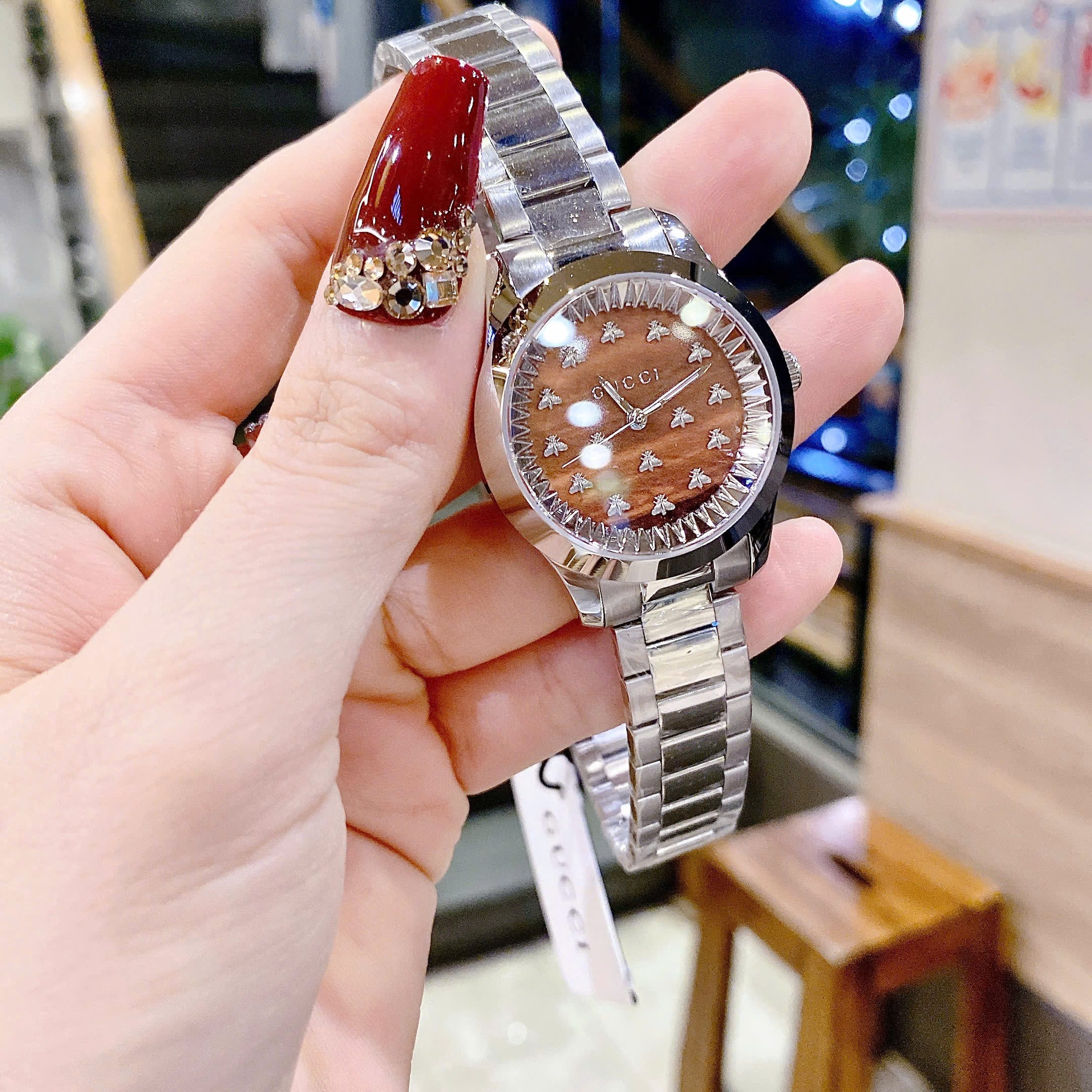 Đồng Hồ Gucci G-Timeless Multibee |Nữ Giới |Mặt Nâu |Đính Ong |Dây Kim Loại |Máy Pin (Quartz) |Size 32mm |donghogiatot.vn