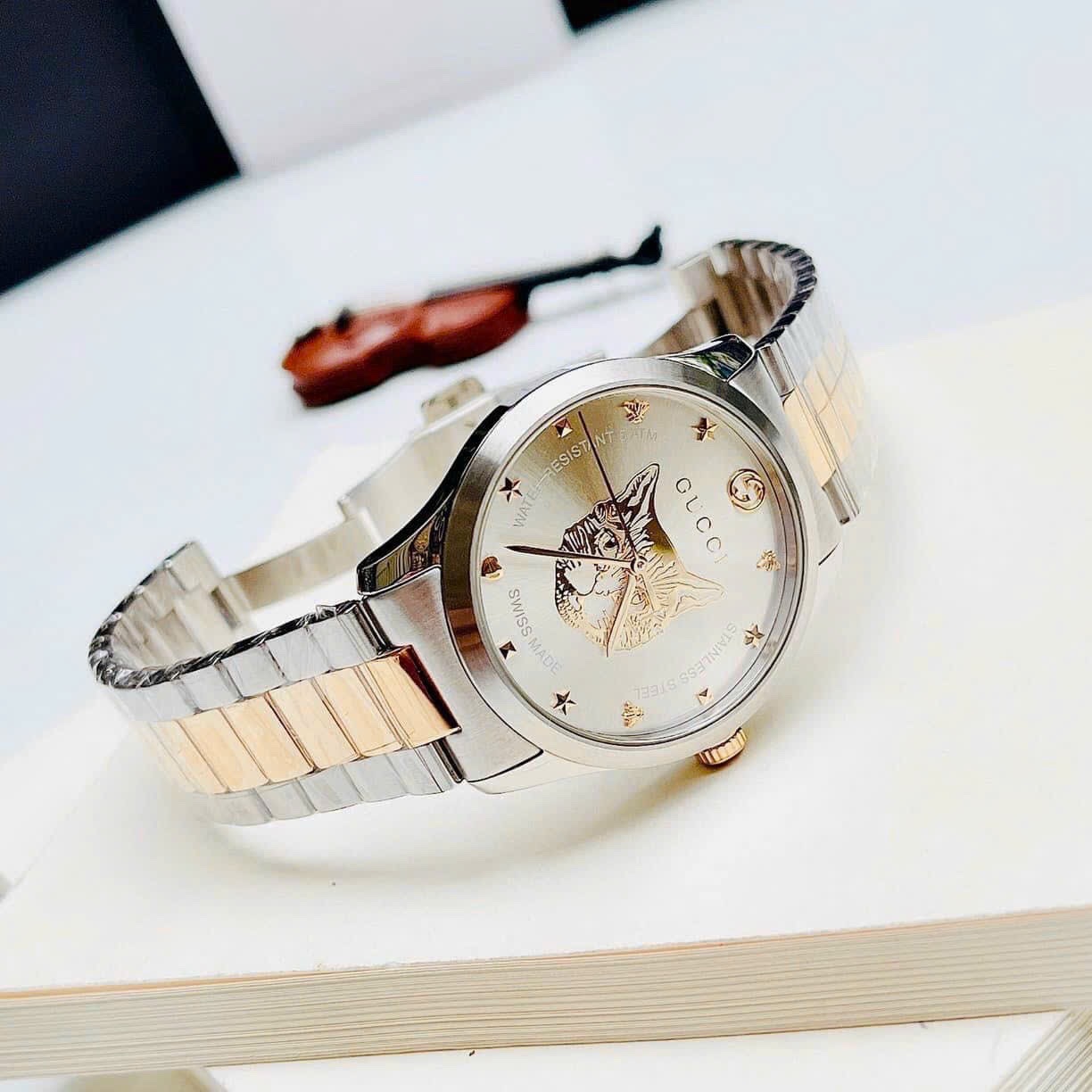 Đồng Hồ Gucci G-Timeless |Nam |Mặt Chú Mèo |Dây Kim Loại Demi Vàng Gold |Máy Pin (Quartz) |Size 38mm |donghogiatot.vn