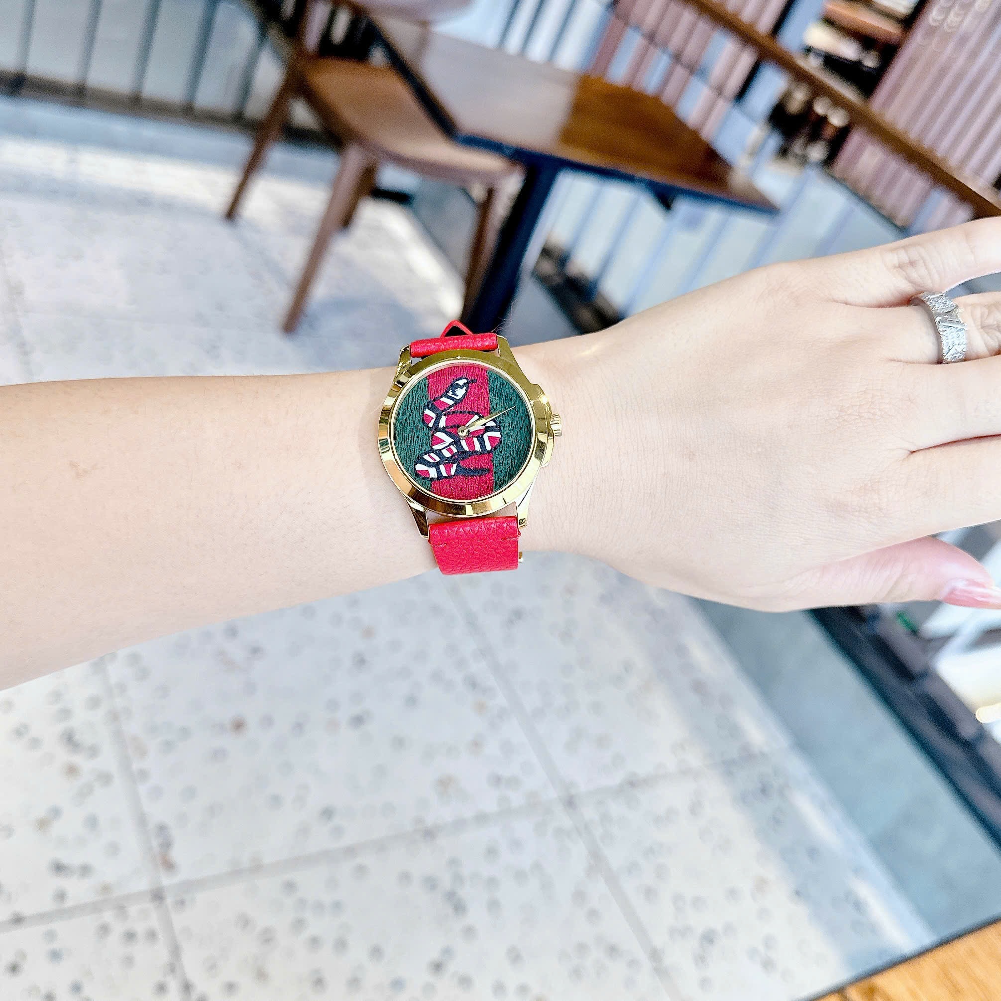 Đồng Hồ Gucci G-Timeless |Nữ |Mặt Con Rắn Thêu |Dây Da Màu Đỏ |Máy Pin (Quartz) |Size 38mm |donghogiatot.vn