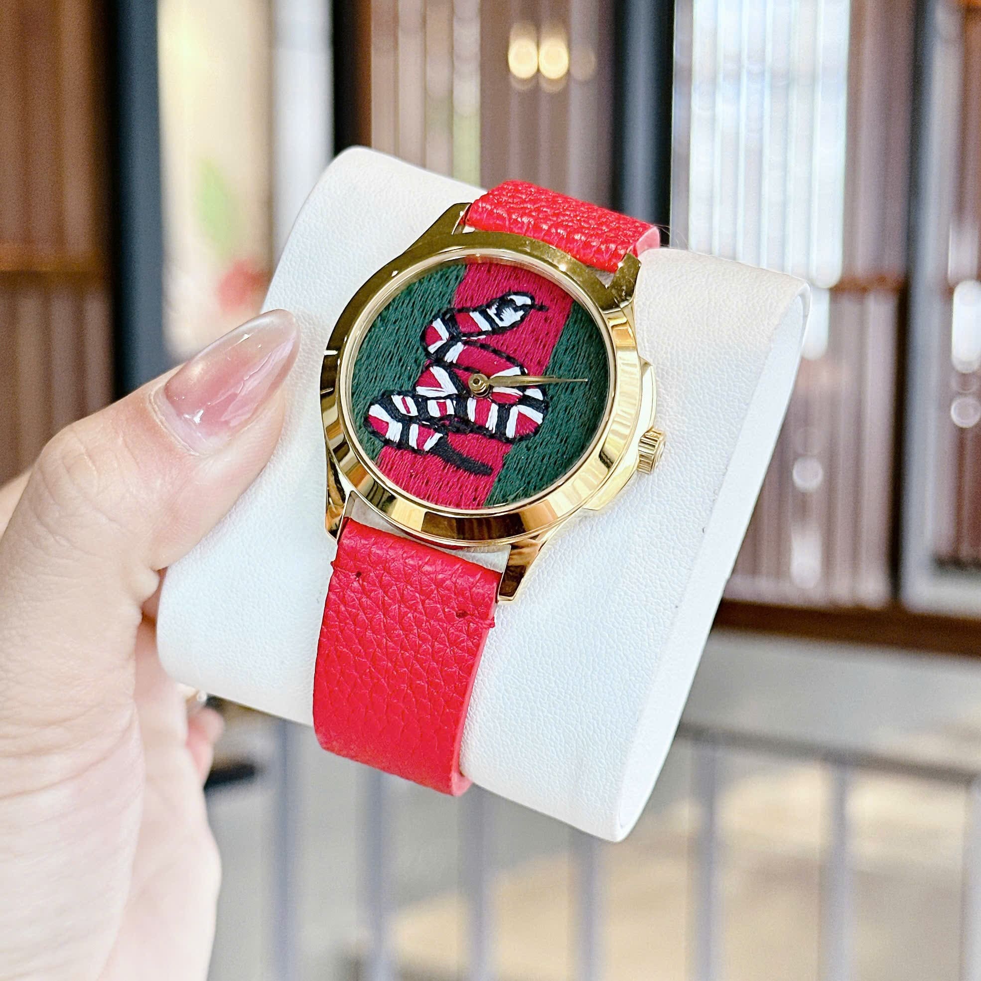 Đồng Hồ Gucci G-Timeless |Nữ |Mặt Con Rắn Thêu |Dây Da Màu Đỏ |Máy Pin (Quartz) |Size 38mm |donghogiatot.vn