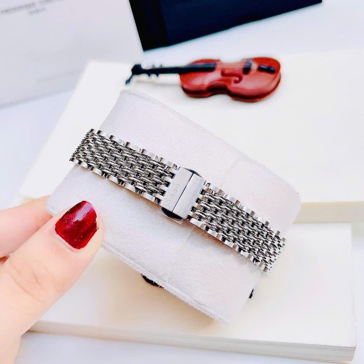 Đồng Hồ Gucci G-Timeless |Nữ Giới |Mặt Trắng |Dây Kim Loại Silver |Máy Pin (Quartz) |Size 29mm |donghogiatot.vn