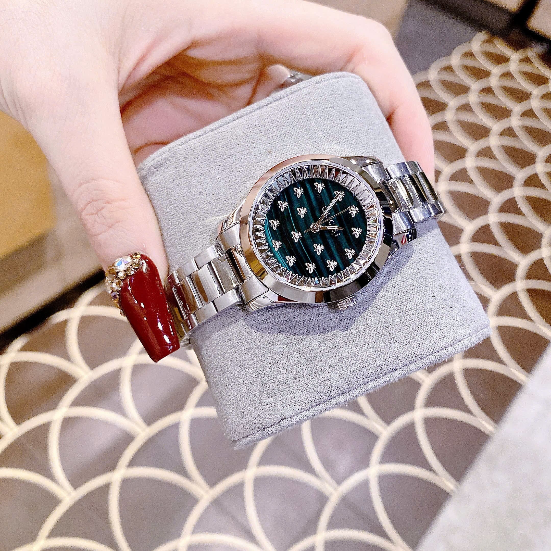 Đồng Hồ Gucci G-Timeless |Nữ Giới |Mặt Xanh Lá |Đính Ong |Dây Kim Loại Silver |Máy Pin (Quartz) |Size 32mm |donghogiatot.vn