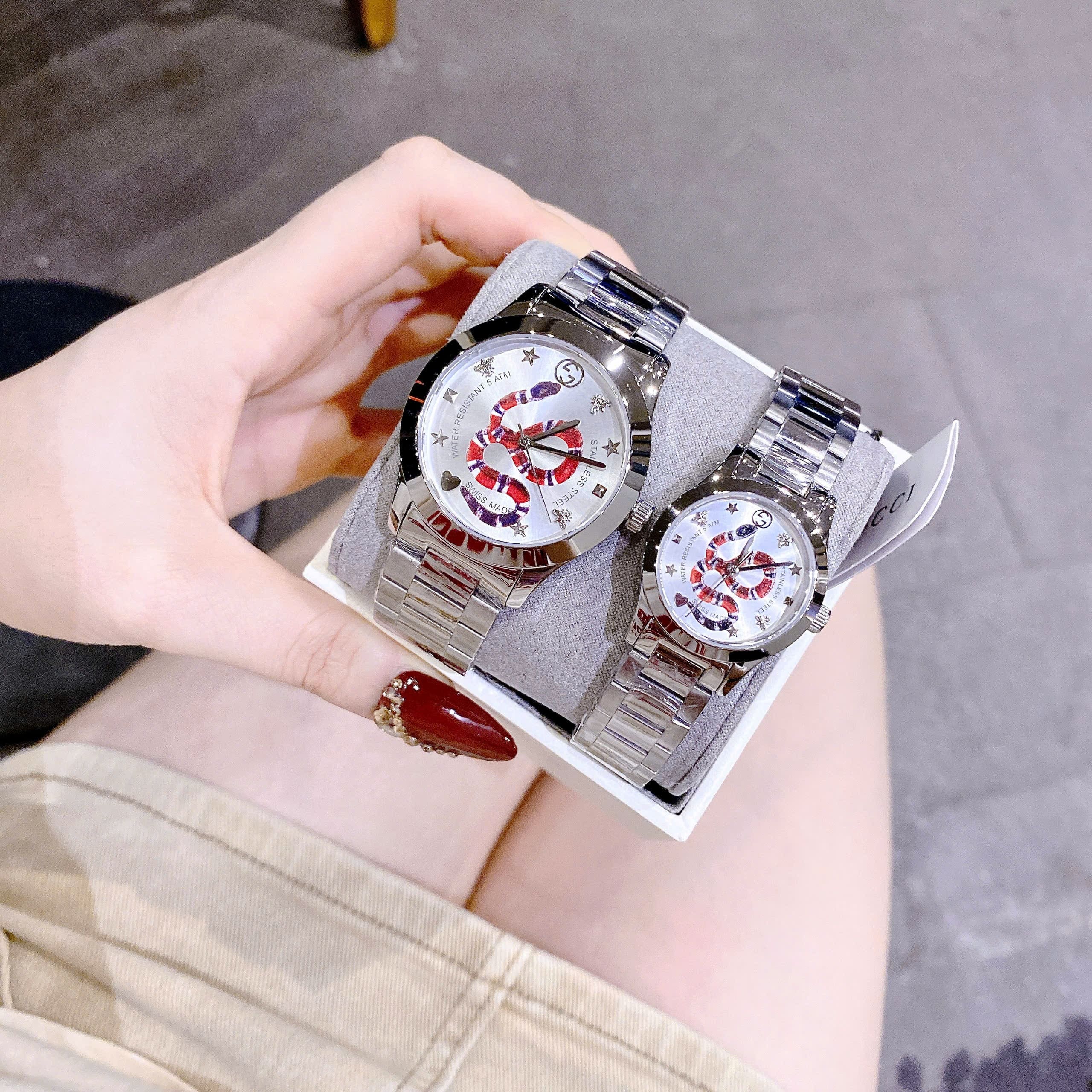 Đồng Hồ Gucci G-Timeless Snake |Cặp Đôi |Mặt Con Rắn |Dây Kim Loại Silver |Size 29x38mm |donghogiatot.vn