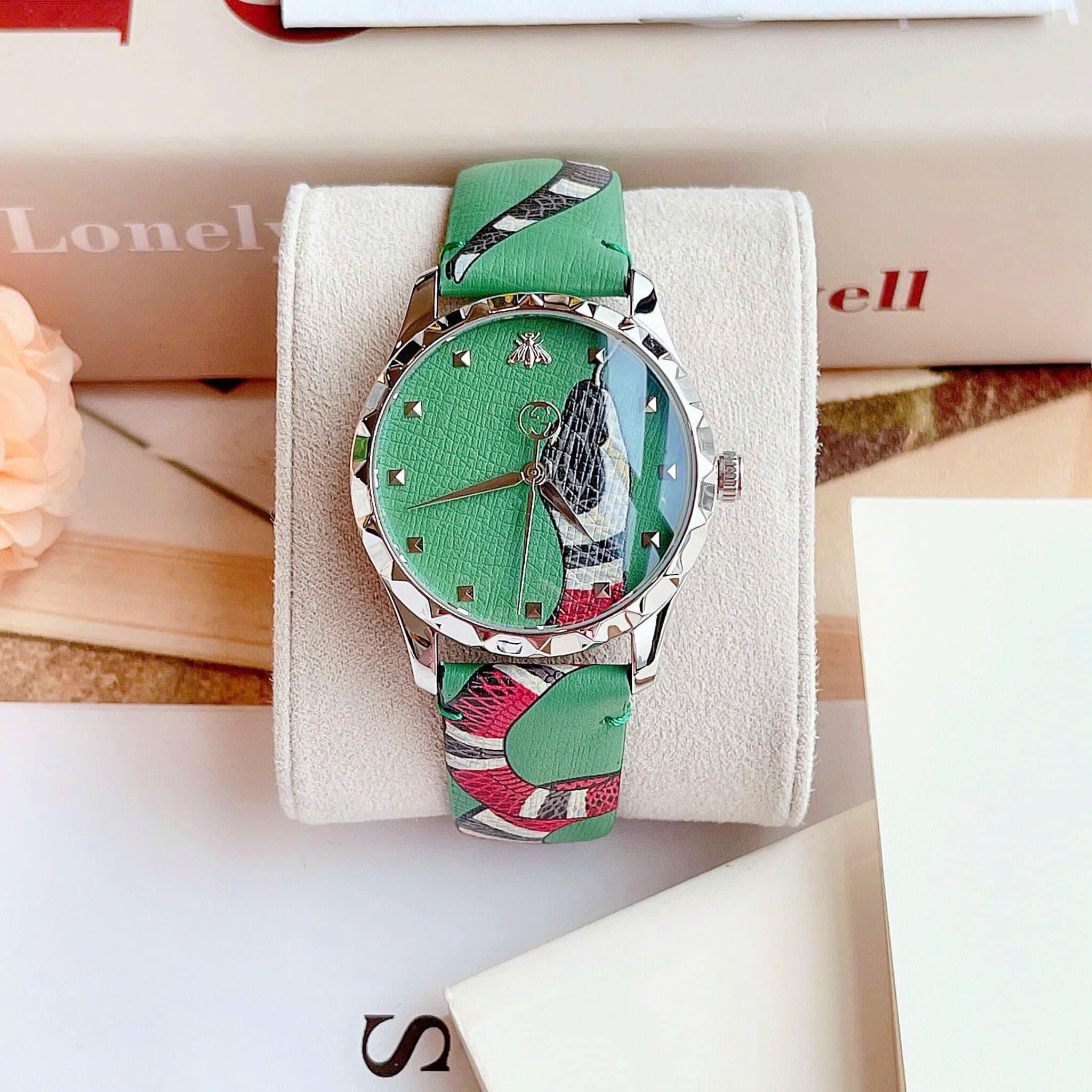 Đồng Hồ Gucci G-Timeless Textured |Nữ |Mặt Đầu Rắn |Dây Da Xanh Lá |Máy Pin (Quartz) |Size 38mm |donghogiatot.vn