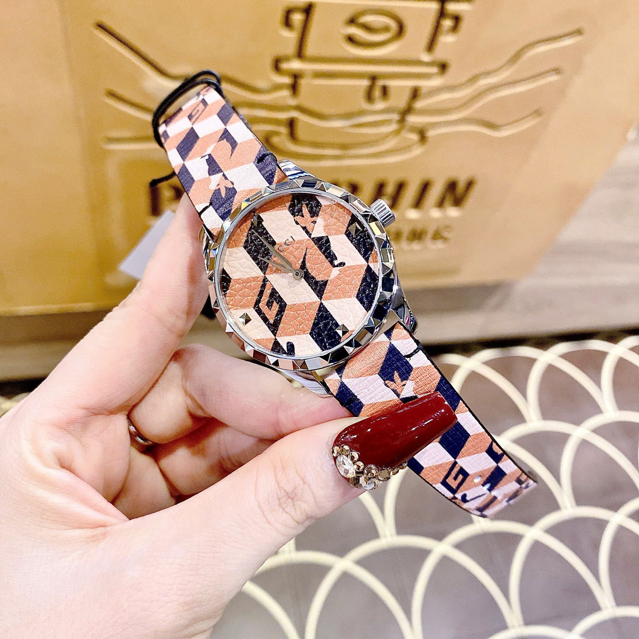 Đồng Hồ Gucci  G-Timeless |Unisex |Mặt Silver |Dây Da 2 Màu Nâu Đen |Máy Pin (Quartz) |Size 38mm |donghogiatot.vn