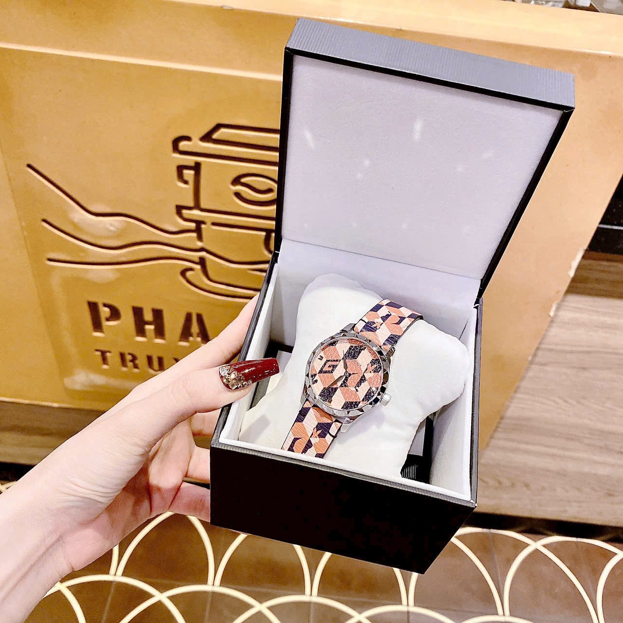 Đồng Hồ Gucci  G-Timeless |Unisex |Mặt Silver |Dây Da 2 Màu Nâu Đen |Máy Pin (Quartz) |Size 38mm |donghogiatot.vn